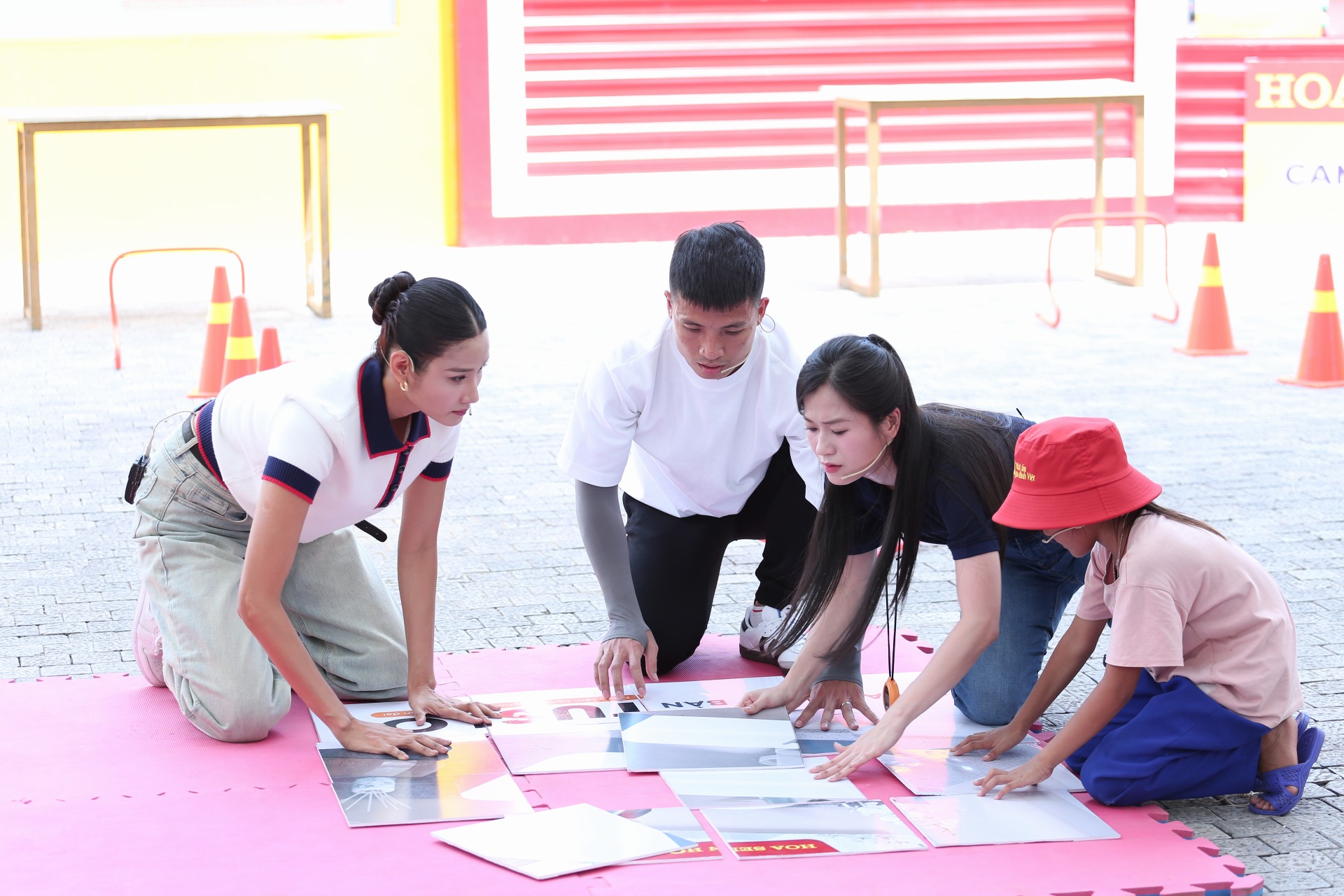 Các nghệ sĩ nỗ lực vượt qua thử thách để mang về phần thưởng thiết thực cho các gia đình có hoàn cảnh khó khăn.