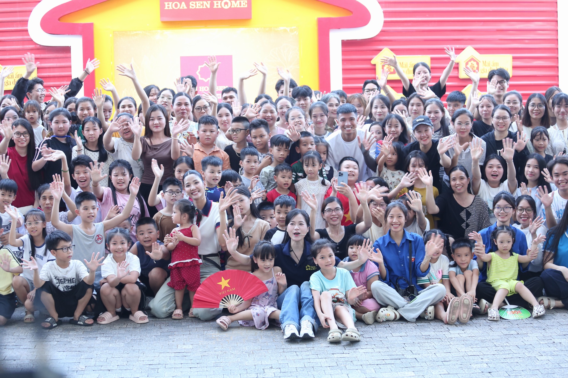 Hàng nghìn khán giả có mặt tại buổi ghi hình Mái ấm gia đình Việt, bất chấp thời tiết xấu, để cổ vũ tinh thần và chung tay lan tỏa yêu thương đến các gia đình khó khăn.