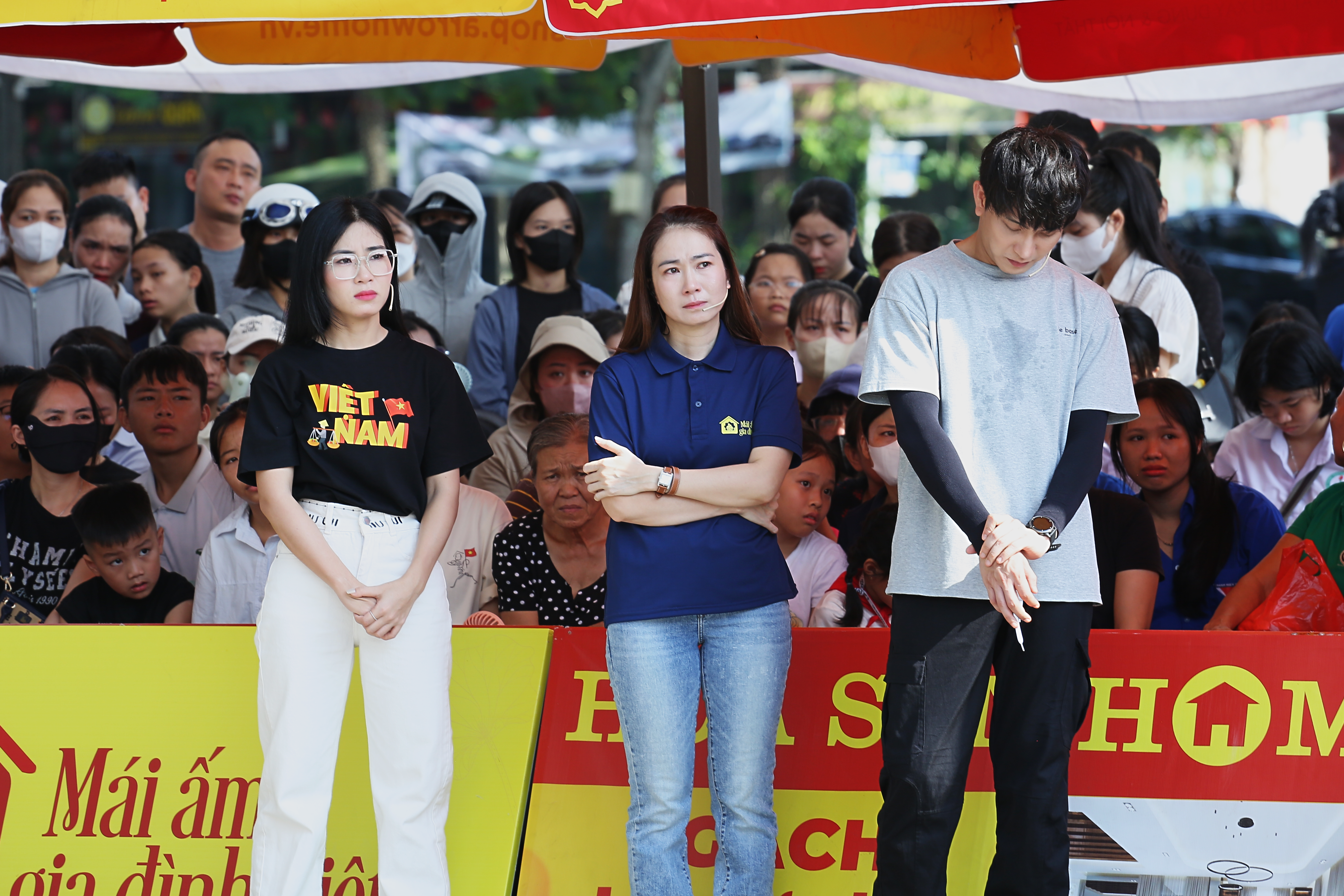 MC Thanh Thảo cùng các nghệ sĩ lặng người khi lắng nghe câu chuyện của em Nguyễn Hữu Bảo.