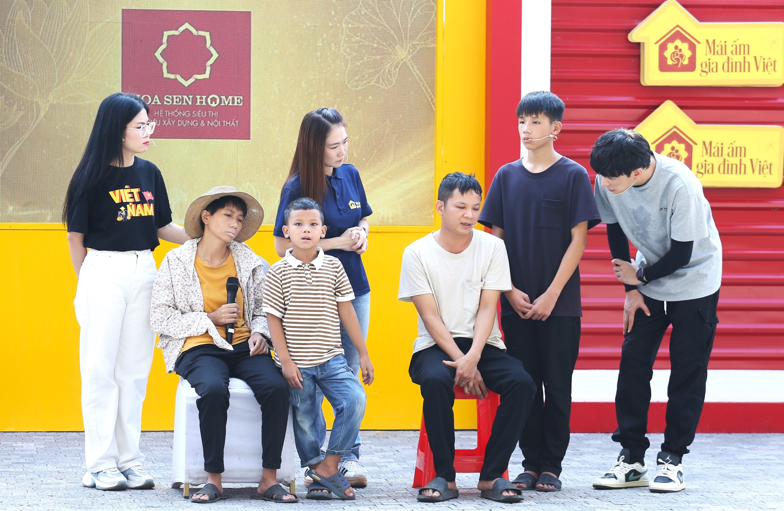 Mẹ của Bảo, chị Đỗ Thị Quyên đang trong quá trình điều trị bệnh K não giai đoạn 2, sức khỏe suy yếu rõ rệt tại trường quay.