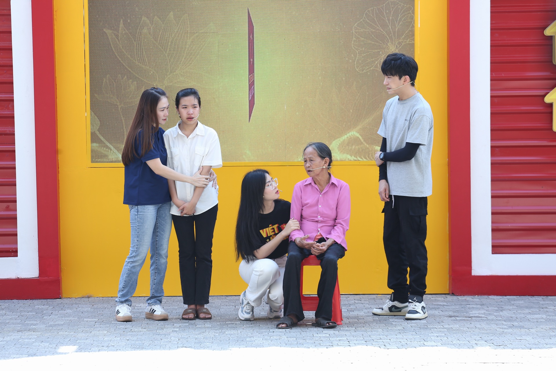 Lần đầu đồng hành cùng Mái ấm gia đình Việt, diễn viên B Trần nghẹn ngào chia sẻ: “Nỗi khổ của tôi không là gì cả so với những hoàn cảnh nơi đây.”