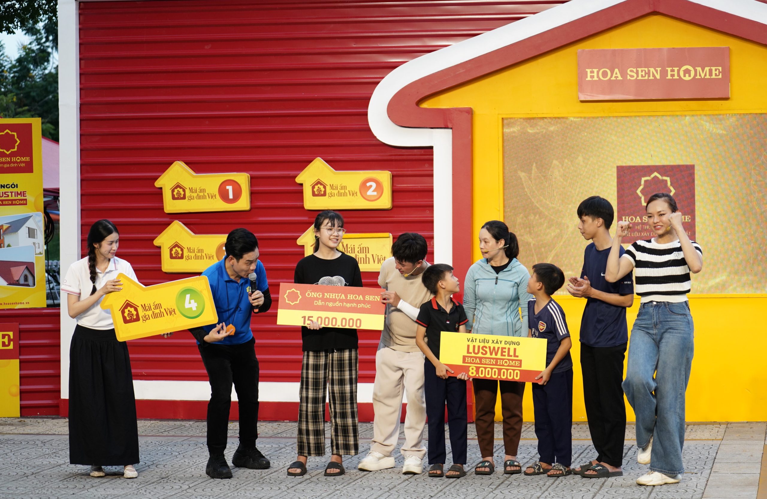 Gia đình em Hồ Nguyễn Ái Duyên về nhì.