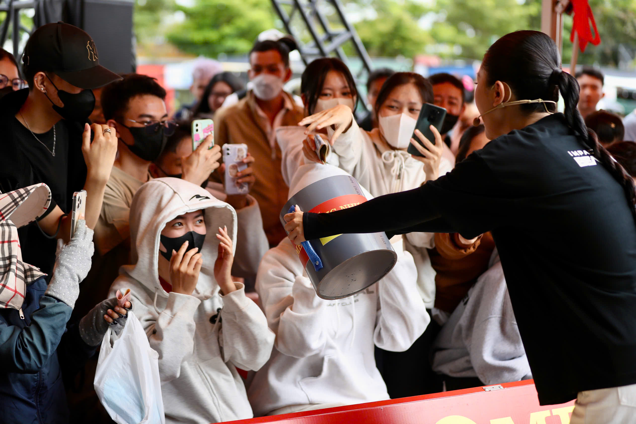 Nhiều khán giả đã có mặt từ rất sớm, kiên nhẫn chờ đợi chỉ để được tận tay gửi gắm tấm lòng của mình đến các em nhỏ.