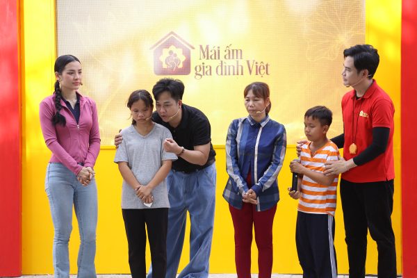 Ca sĩ Quách Tuấn Du ân cần động viên Mẫn Thi, khích lệ em tiếp tục cố gắng học tập để thực hiện ước mơ của bản thân mình.