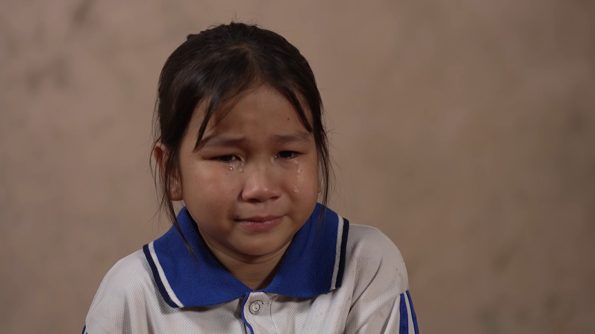 Dù đã 13 tuổi nhưng em Lương Thị Chi Yên chỉ nặng 15kg và cao 1m11, vì căn bệnh suy tuyến yên.