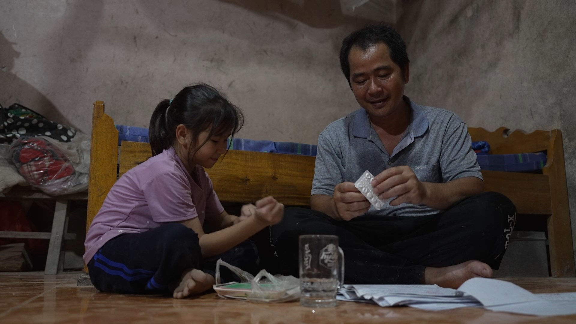 Anh Lương Văn Năm – cha của Chi Yên, mắc bệnh viêm tủy sống phải điều trị và sử dụng nhiều loại thuốc nằm ngoài danh mục bảo hiểm với chi phí cao.