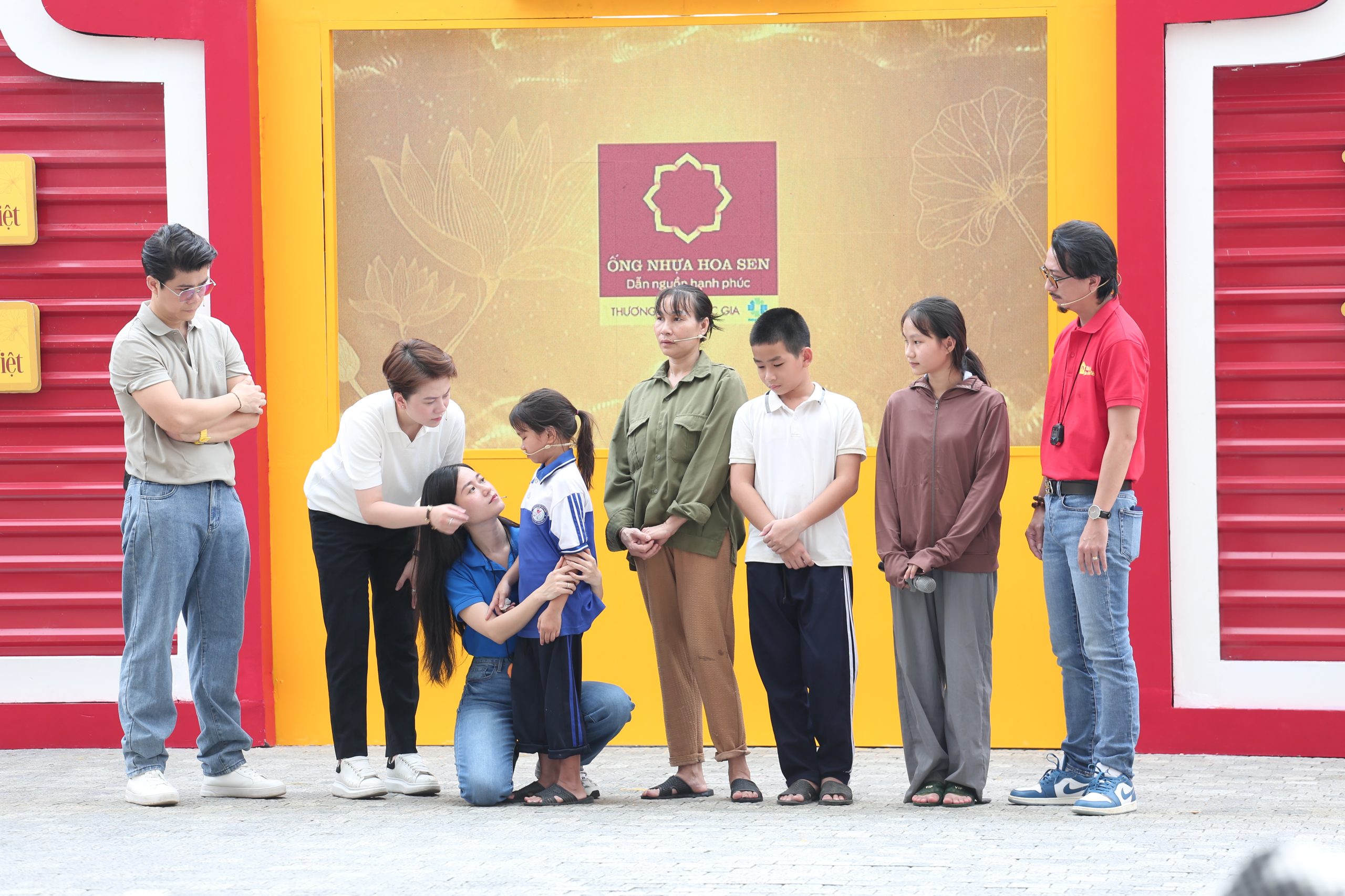 Lâm Vỹ Dạ - Hứa Minh Đạt và các khách mời xót thương trước hoàn cảnh khó khăn của gia đình Chi Yên.