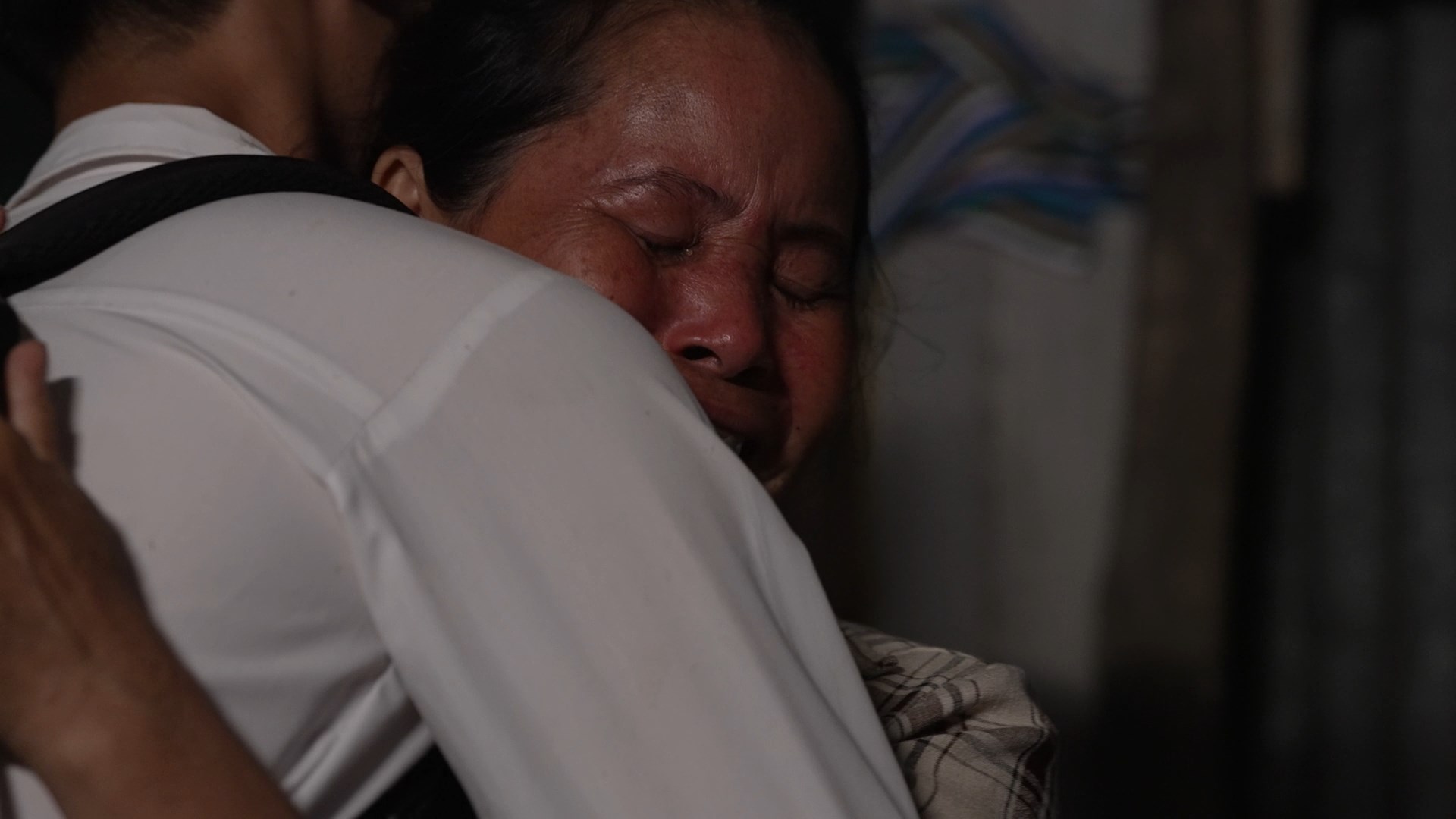 Giọt nước mắt của người mẹ rơi xuống khi thấy con trai học xa, thiếu thốn nhưng chưa một lời than trách.