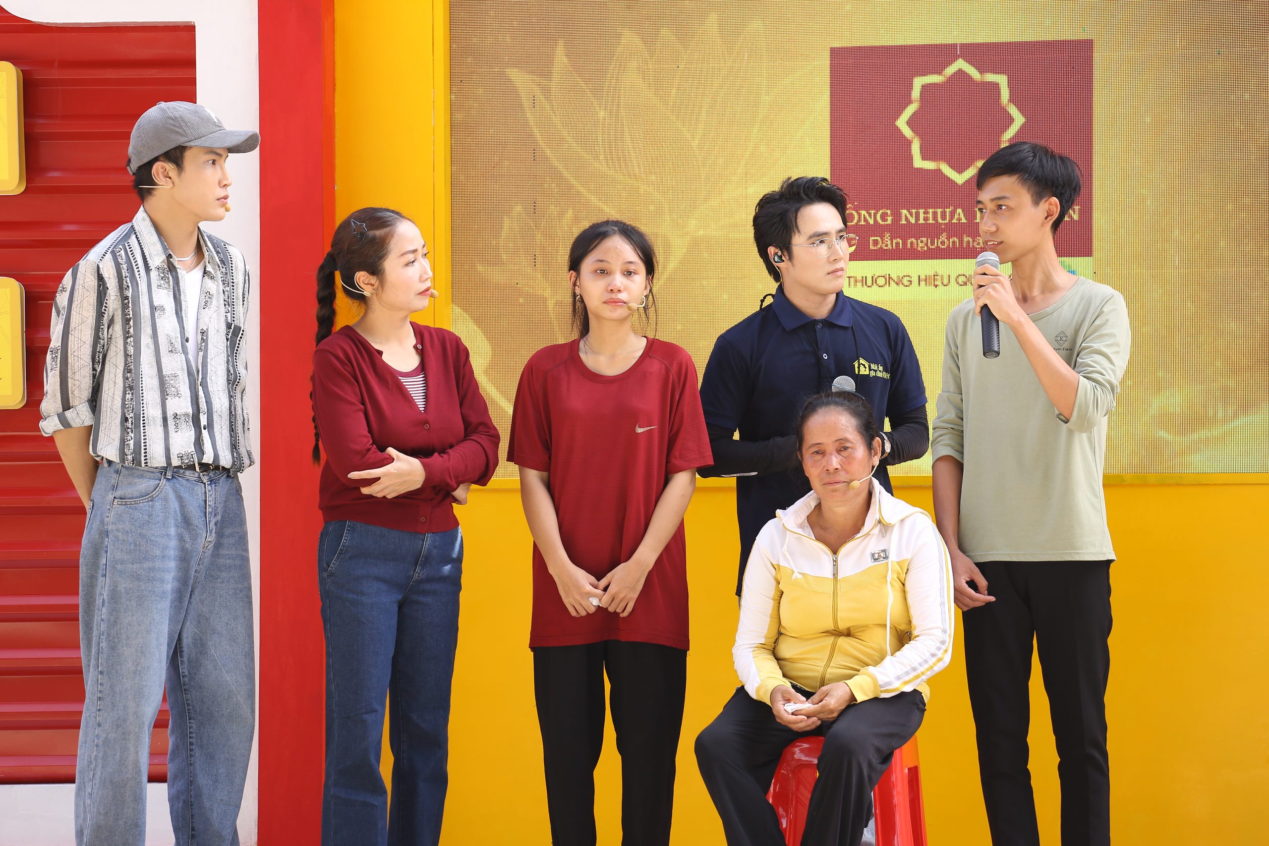 Hai anh em Huyền Anh – Tiền Phú cùng mẹ tại trường quay “Mái ấm gia đình Việt”, xúc động chia sẻ về cuộc sống gia đình.