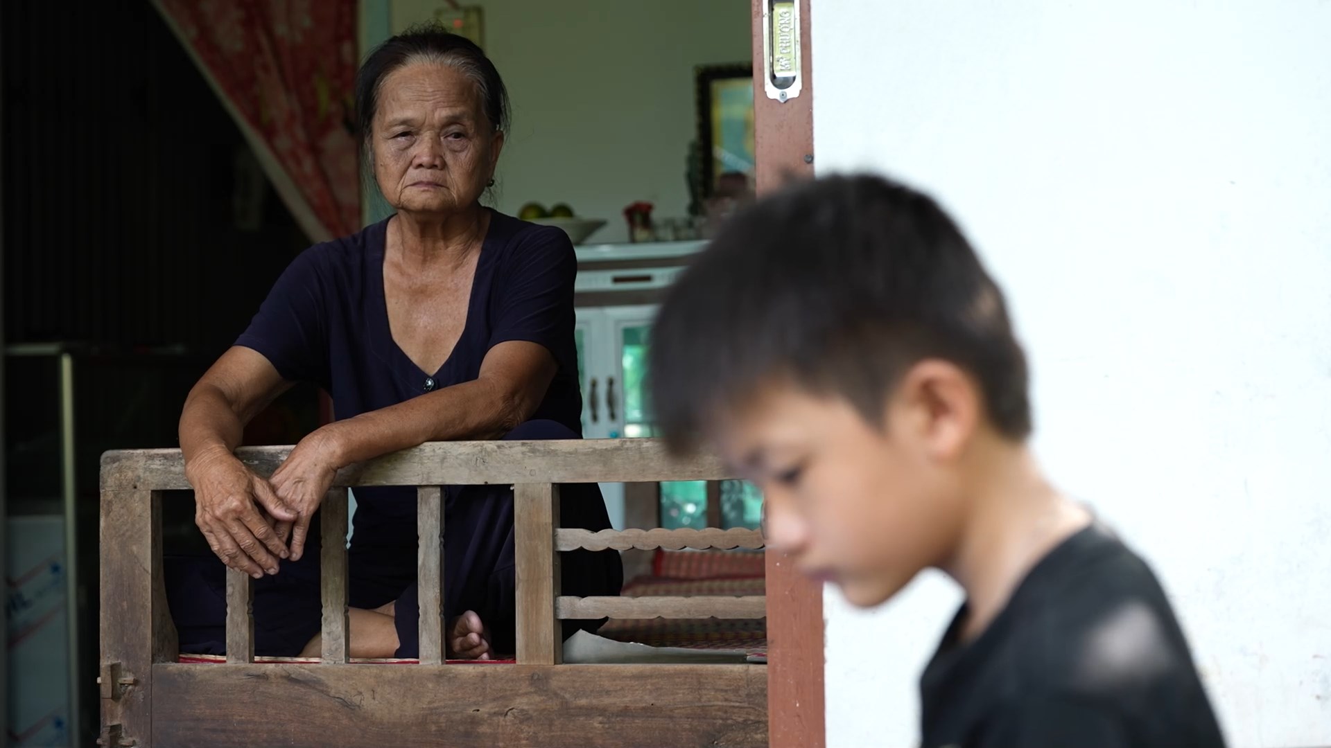 Ánh mắt bà dành cho Hậu đầy yêu thương, như muốn bù đắp tất cả những mất mát em từng trải qua.