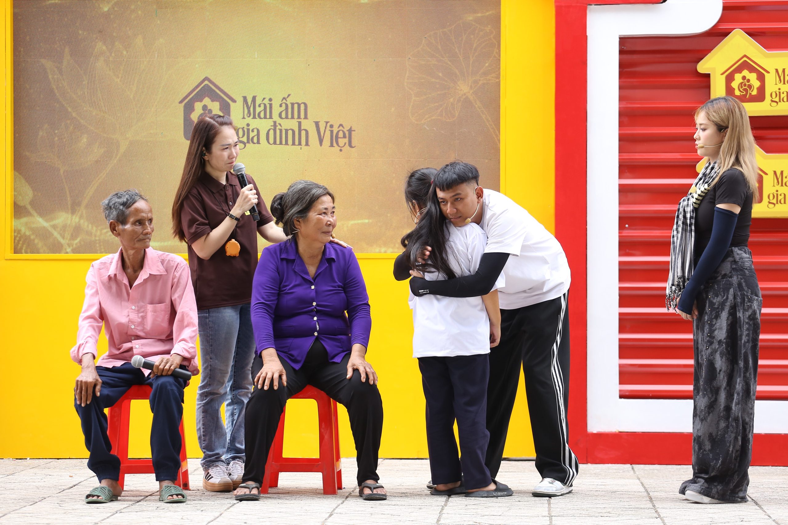 Diễn viên Thái Vũ xúc động ôm Như Quỳnh vào lòng, hình ảnh khiến anh nhớ đến con gái mình và càng cảm nhận rõ sự kiên cường của em nhỏ mồ côi.