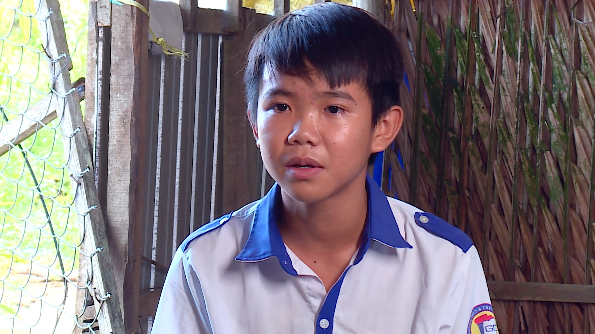 Trọng Khang - cậu bé 14 tuổi tự lập từ sớm, vừa học giỏi vừa phụ bà kiếm sống.