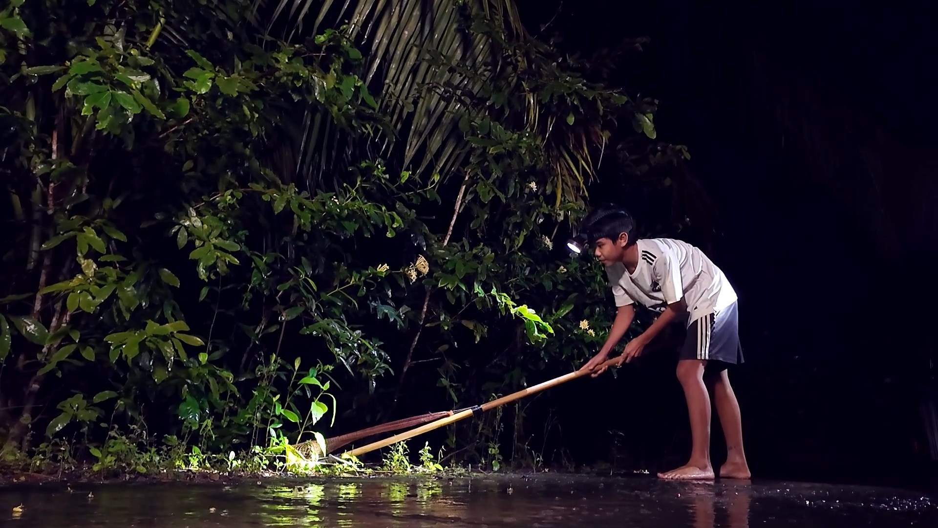 Trọng Khang cùng anh trai đi soi ếch trong đêm, kiếm thêm vài chục ngàn để phụ giúp bà nội bệnh tật.