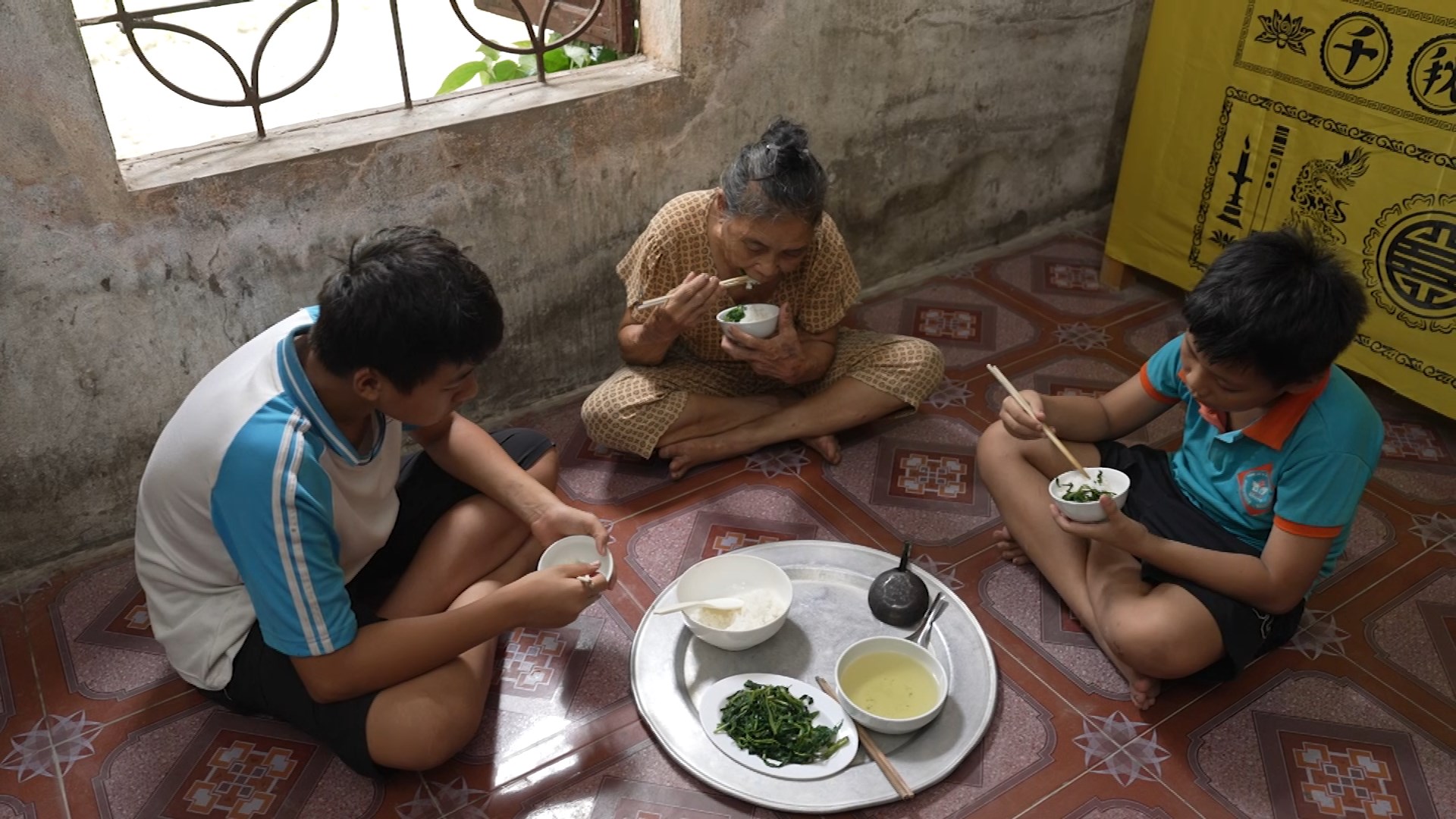 Thiếu thốn vật chất, nhưng tình thân và sự chở che vẫn chan chứa, giúp ba bà cháu nương tựa nhau đi qua những tháng ngày đầy thử thách.