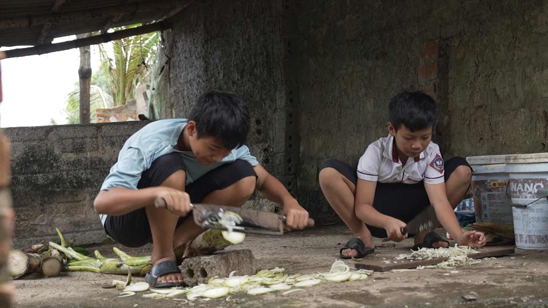 Hai anh em cố gắng san sẻ cùng bà những công việc thường ngày