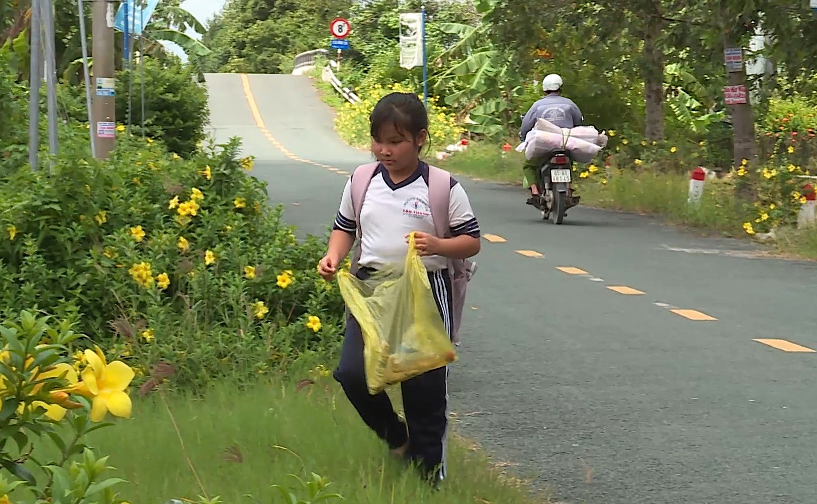 Sau giờ tan học, Như Quỳnh lặng lẽ đi bộ về nhà, nhặt từng chiếc chai nhựa để phụ giúp ông bà già yếu.