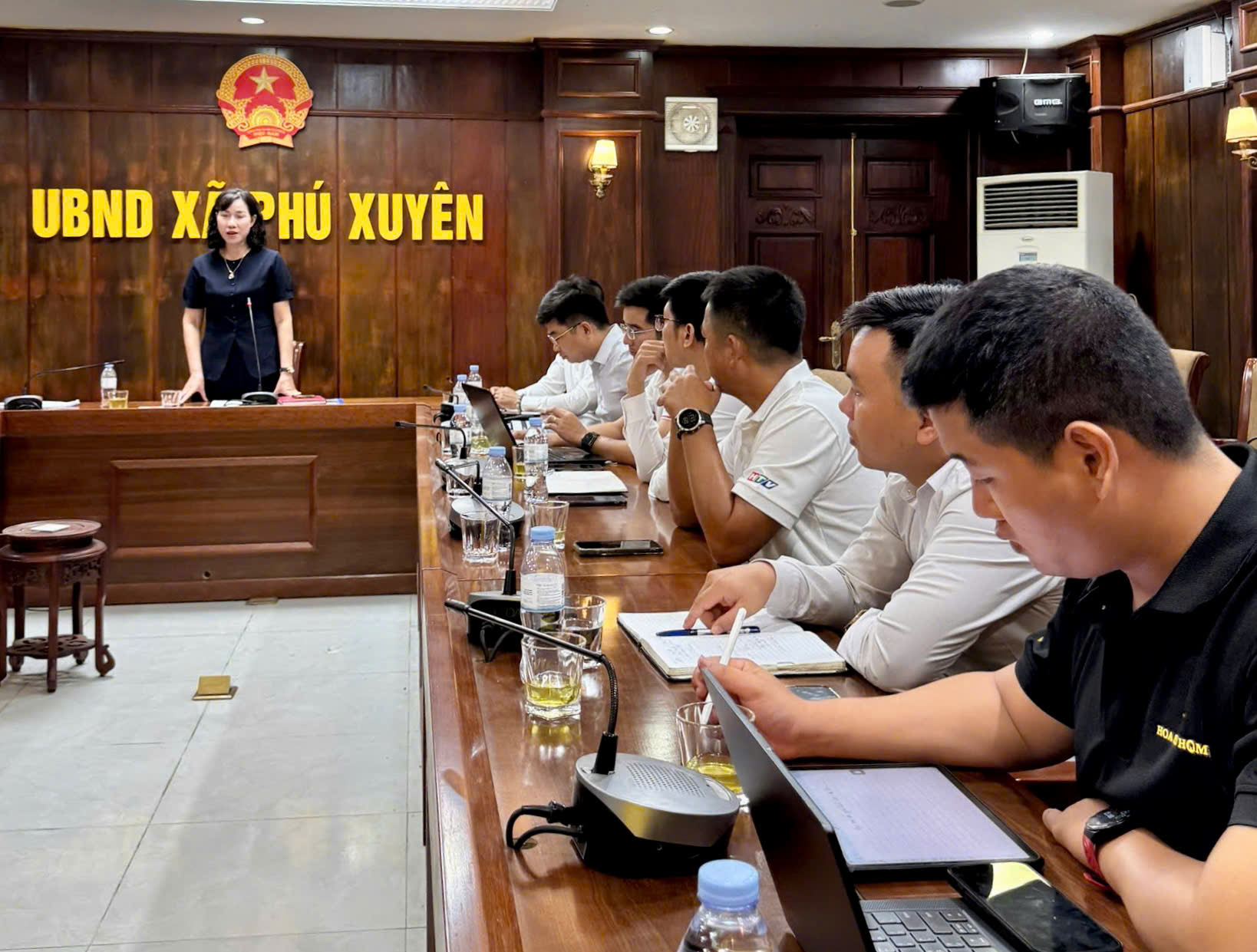 Buổi làm việc giữa Ban Tổ chức “Mái ấm gia đình Việt” và UBND xã Phú Xuyên nhằm chuẩn bị cho công tác ghi hình tại địa phương.