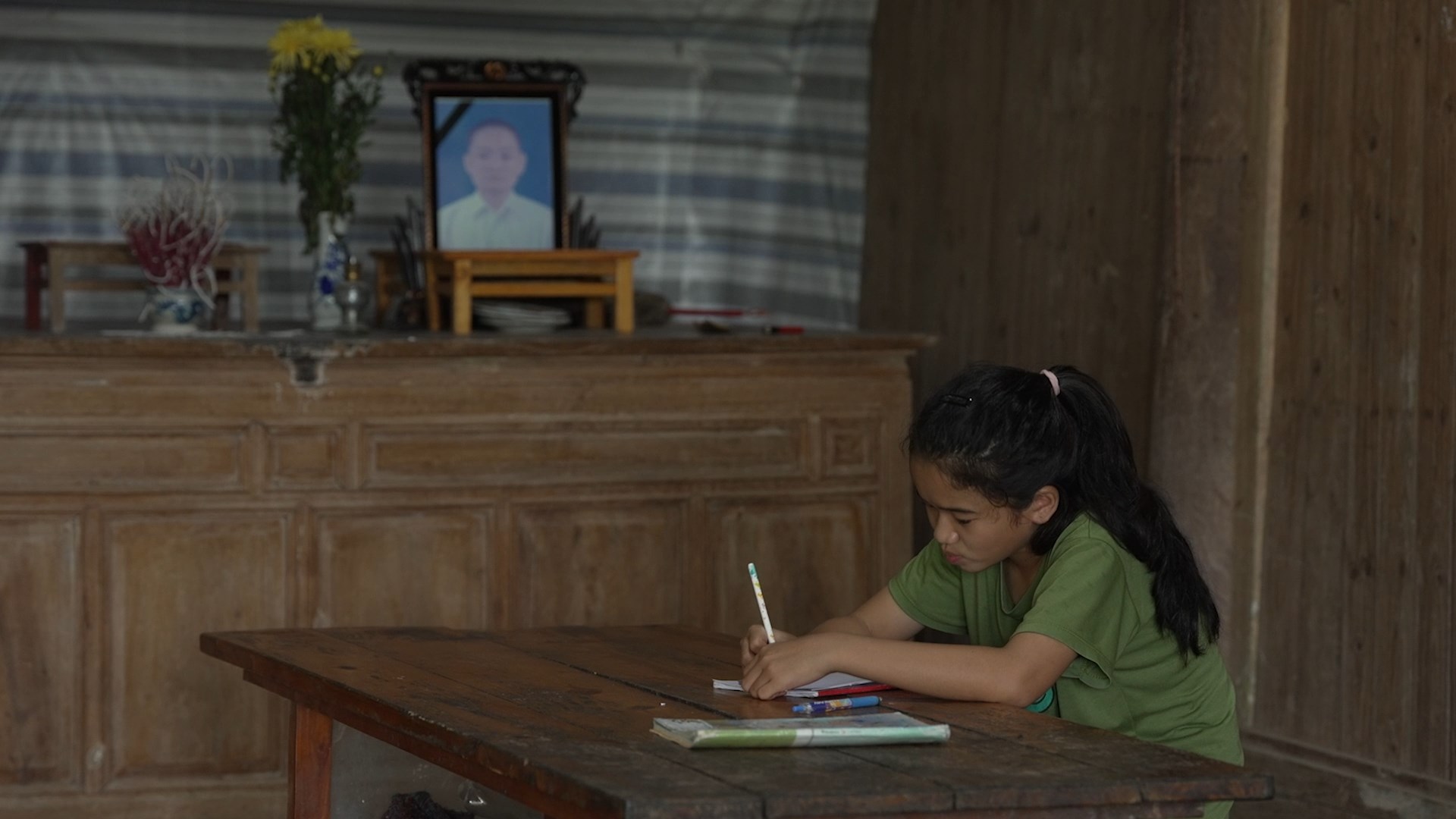 Trong ngôi nhà đơn sơ, không giường, không cửa, không bữa ăn đủ đầy… Bảo Hân vẫn chăm chỉ học hành và đạt học sinh giỏi.