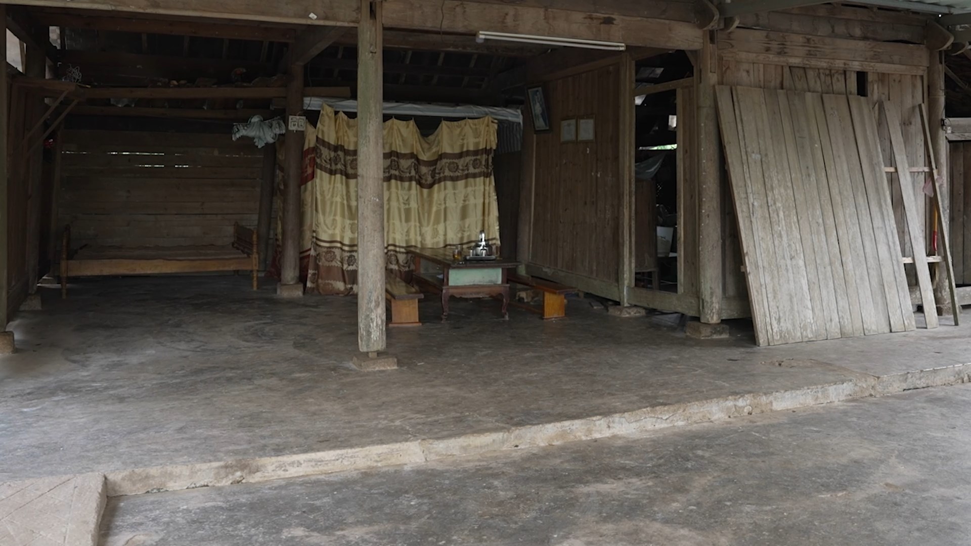 Căn nhà trống hoác giữa vùng quê Hà Tĩnh – nơi bốn mẹ con chống chọi mưa gió bằng những tấm ván mục nát.