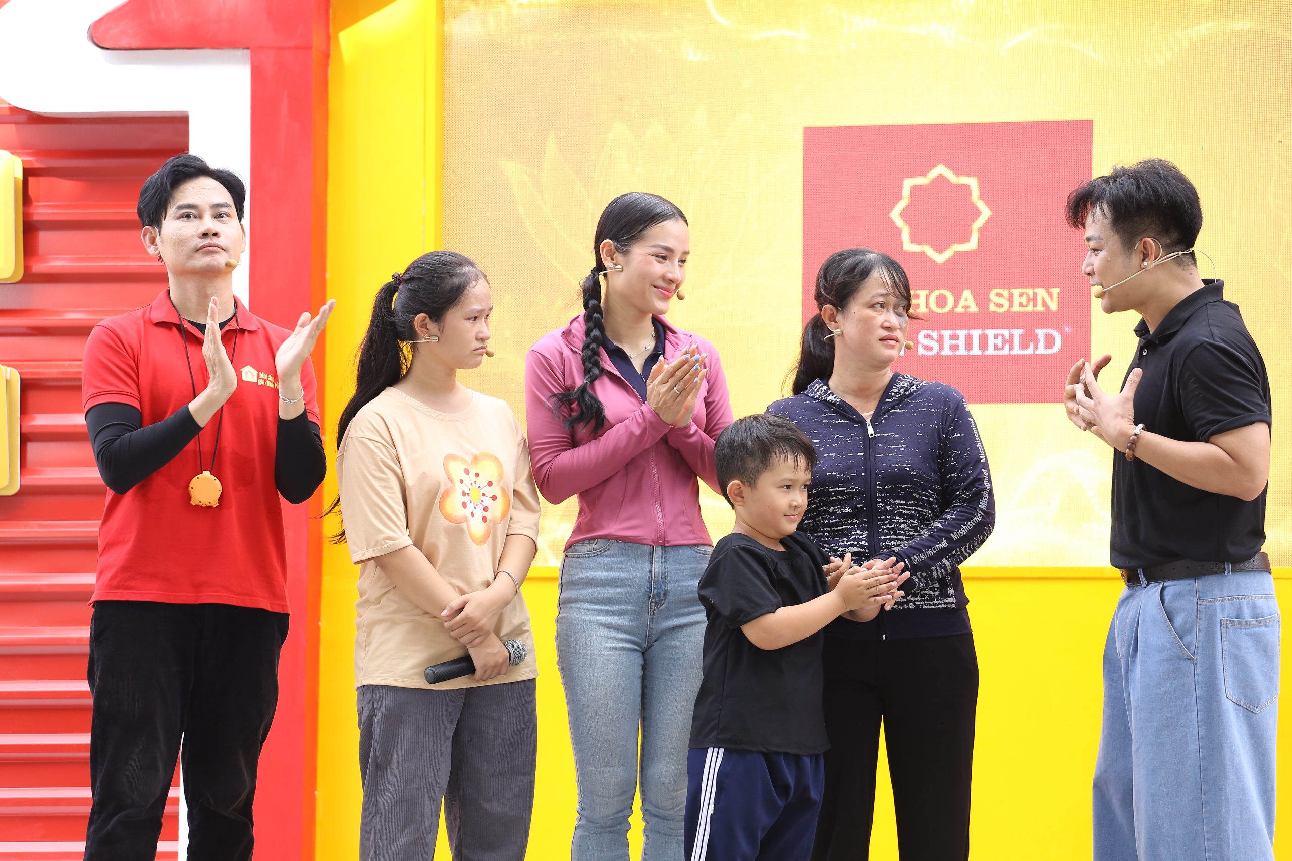 Quách Tuấn Du và Phương Trinh Jolie chia sẻ yêu thương cùng gia đình em Phạm Diễm Quỳnh.