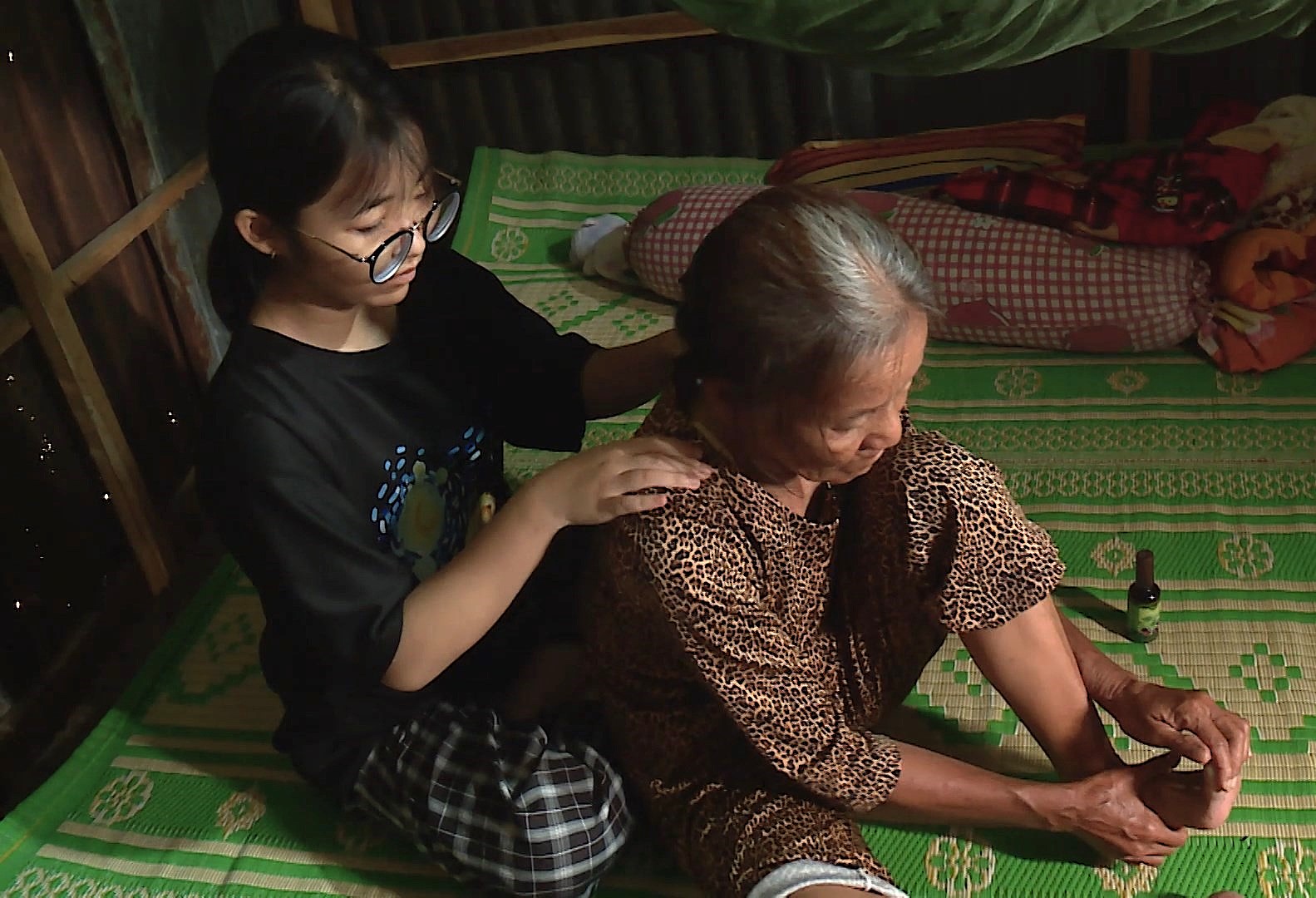 Hai bà cháu lặng lẽ nương tựa nhau qua ngày trong căn nhà tạm bợ, thiếu thốn đủ bề.