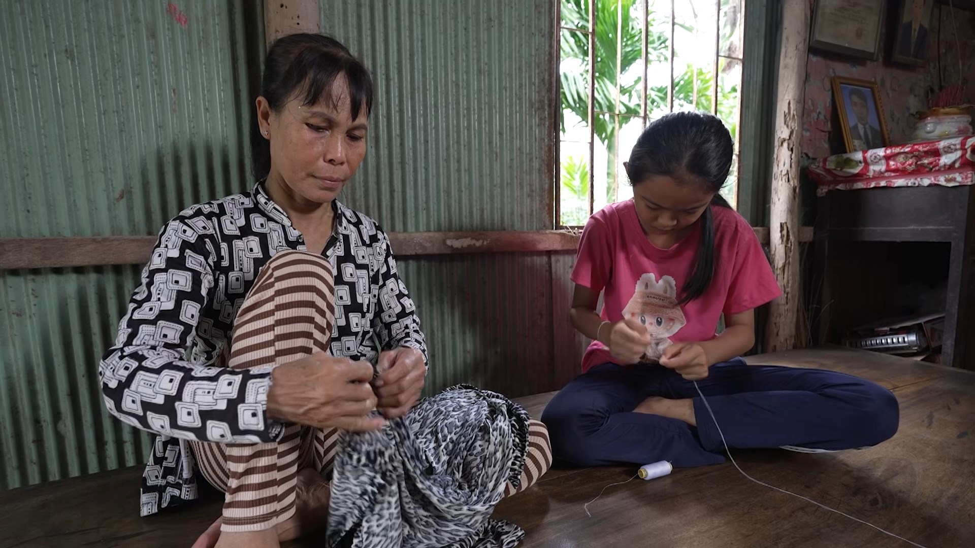 Dù tuổi đã cao và sức khỏe không còn tốt, ông bà em Mến vẫn cố gắng lao động với thu nhập ít ỏi, chỉ với mong muốn chăm lo được cho cháu gái.