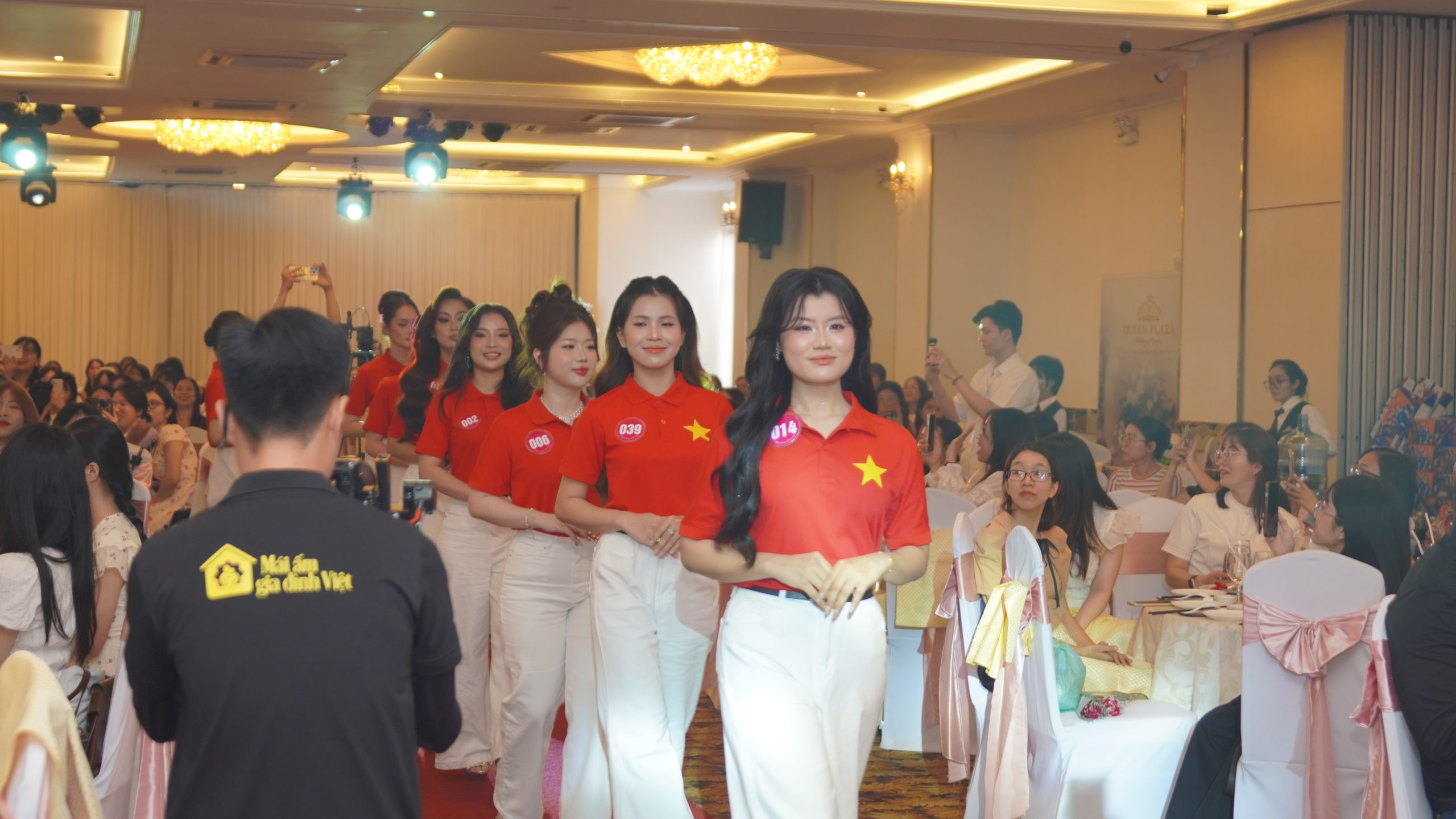 Các thí sinh Duyên dáng Hoa Sen xuất hiện mở đầu trong áo cờ đỏ sao vàng để thể hiện lòng yêu nước và niềm tự hào Việt Nam trên nền nhạc ca khúc Made in Việt Nam