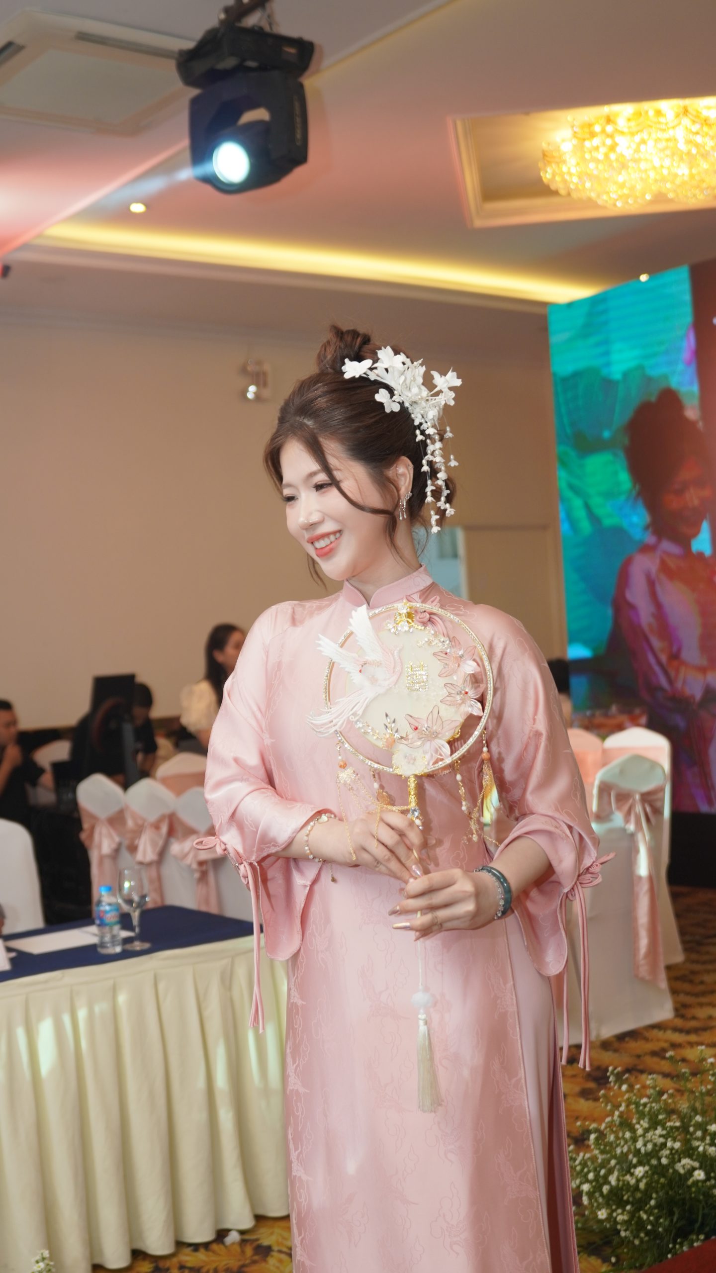 Các thí sinh trình diễn trang phục áo dài và trang phục dạ hội để lựa chọn TOP 6 bước vào vòng thi ứng xử