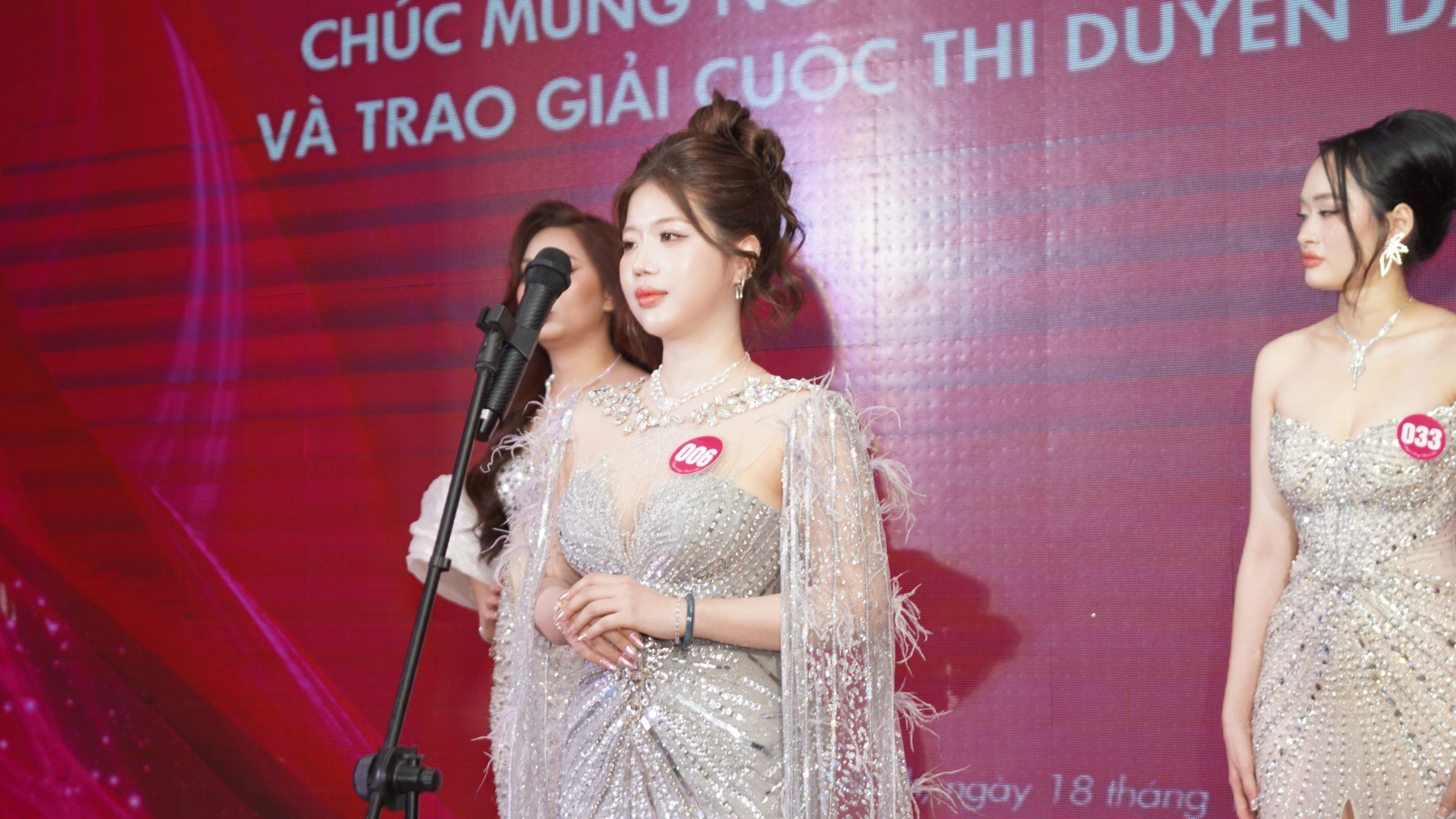 Các thí sinh bước vào vòng thi ứng xử để quyết định kết quả