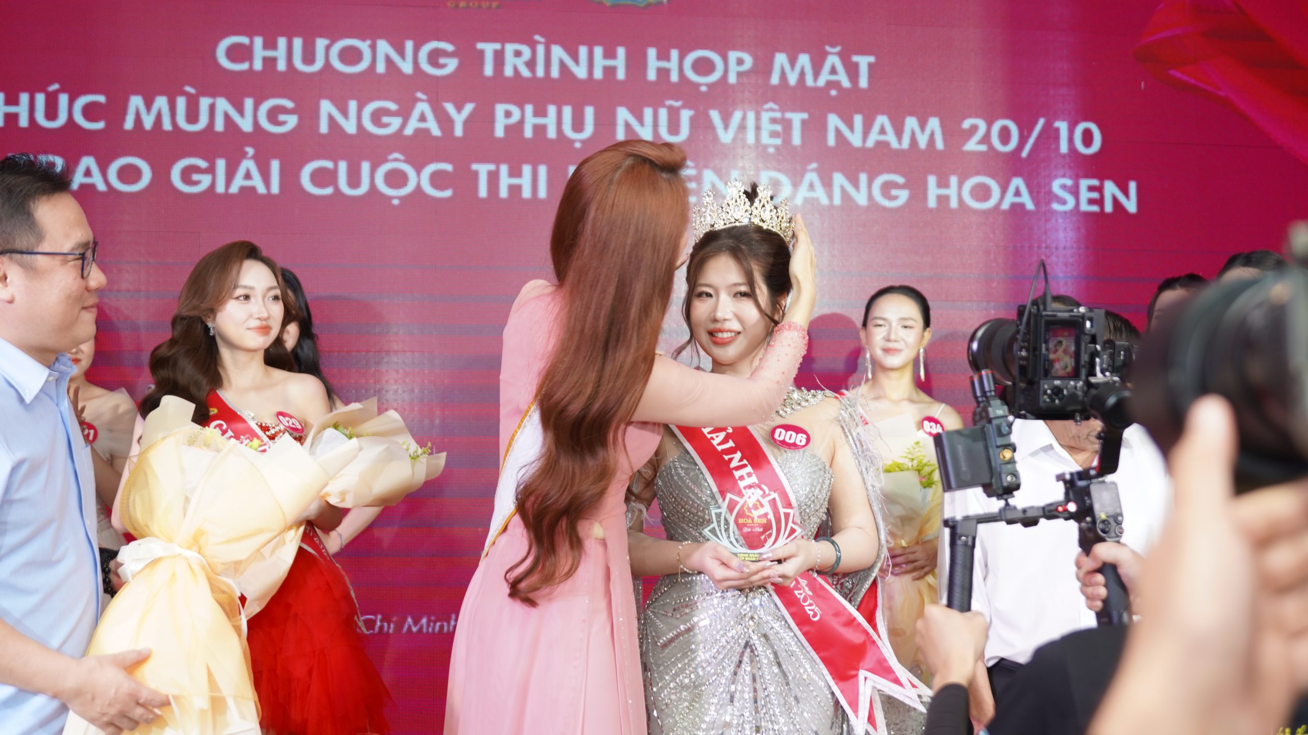 Với phần trả lời ứng xử song ngữ lưu loát cùng với sự thể hiện tốt trong vòng phỏng vấn trực tiếp với Ban giám khảo trước chung kết,Thí sinh Võ Ngọc Thùy Trang đến từ Phòng xuất khẩu Tập đoàn chính thức đăng quang cuộc thi Duyên dáng Hoa Sen 2025