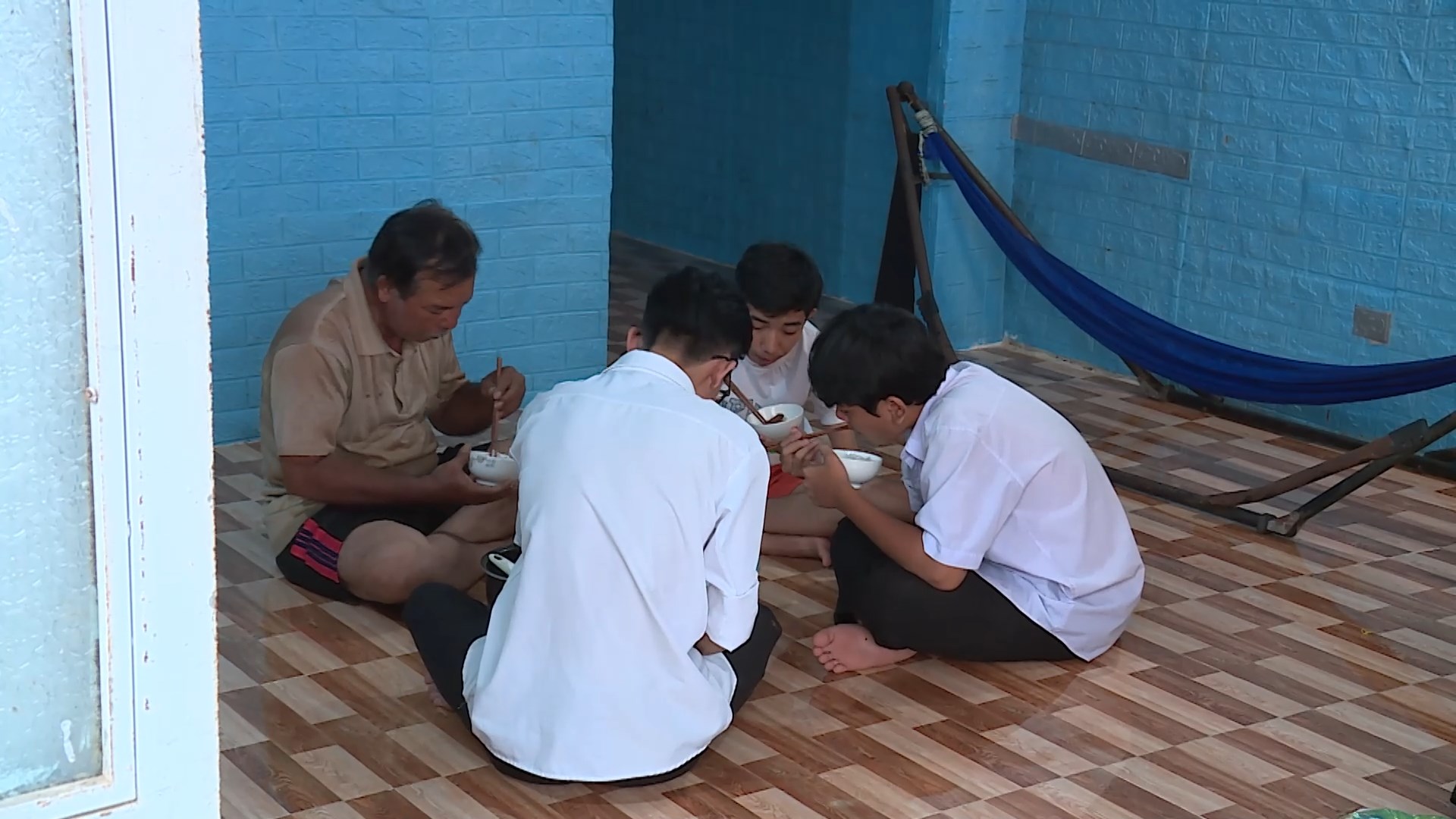 Bữa cơm đơn sơ giữa căn nhà tạm bợ, nhưng đây là nơi ấm áp nhất vì có đủ cha và các con.