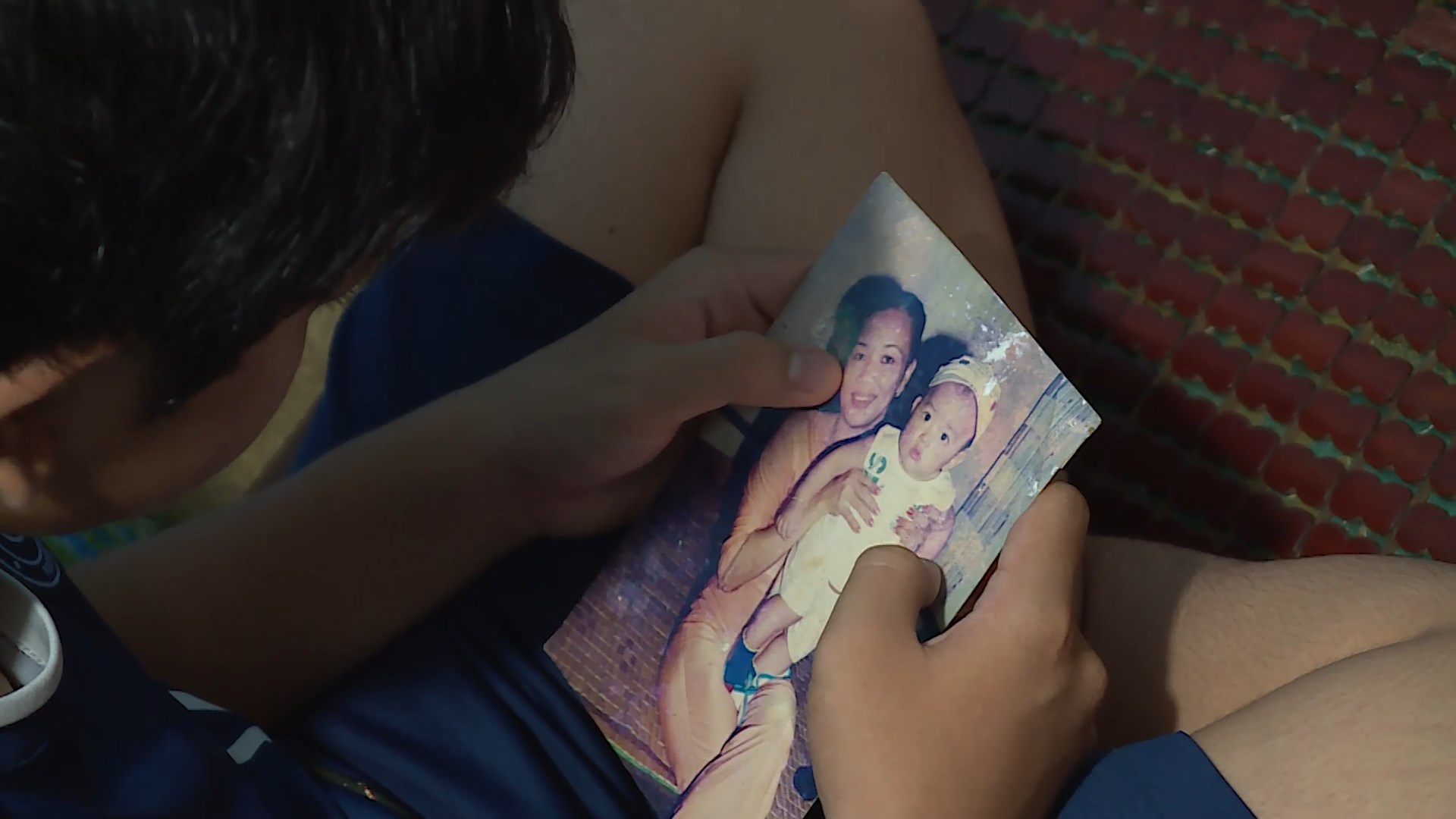 Trong ngôi nhà nhỏ, tấm hình của mẹ luôn là niềm an ủi giúp ba anh em không ngừng vươn lên.