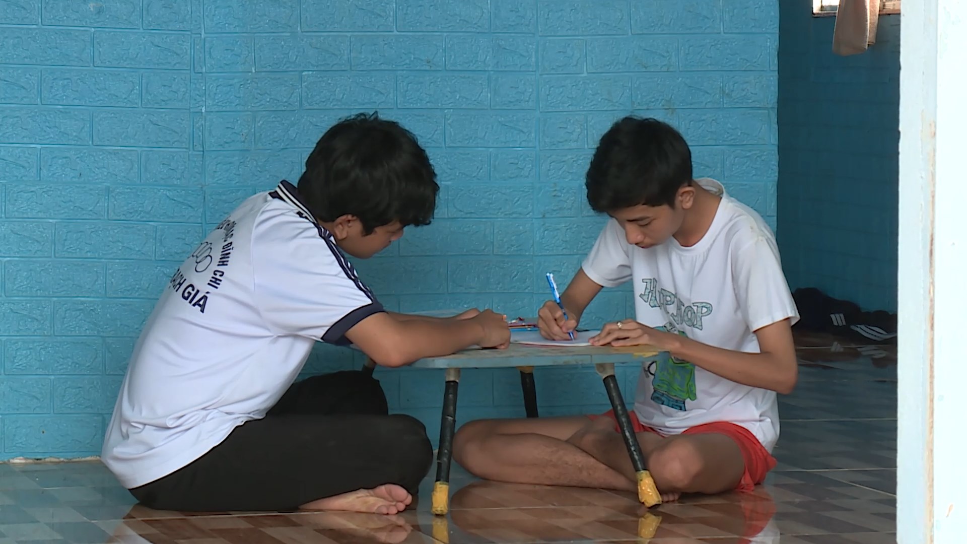 Anh hai Hào và em Hưng luôn kiên nhẫn dạy anh ba Hân học mỗi ngày.