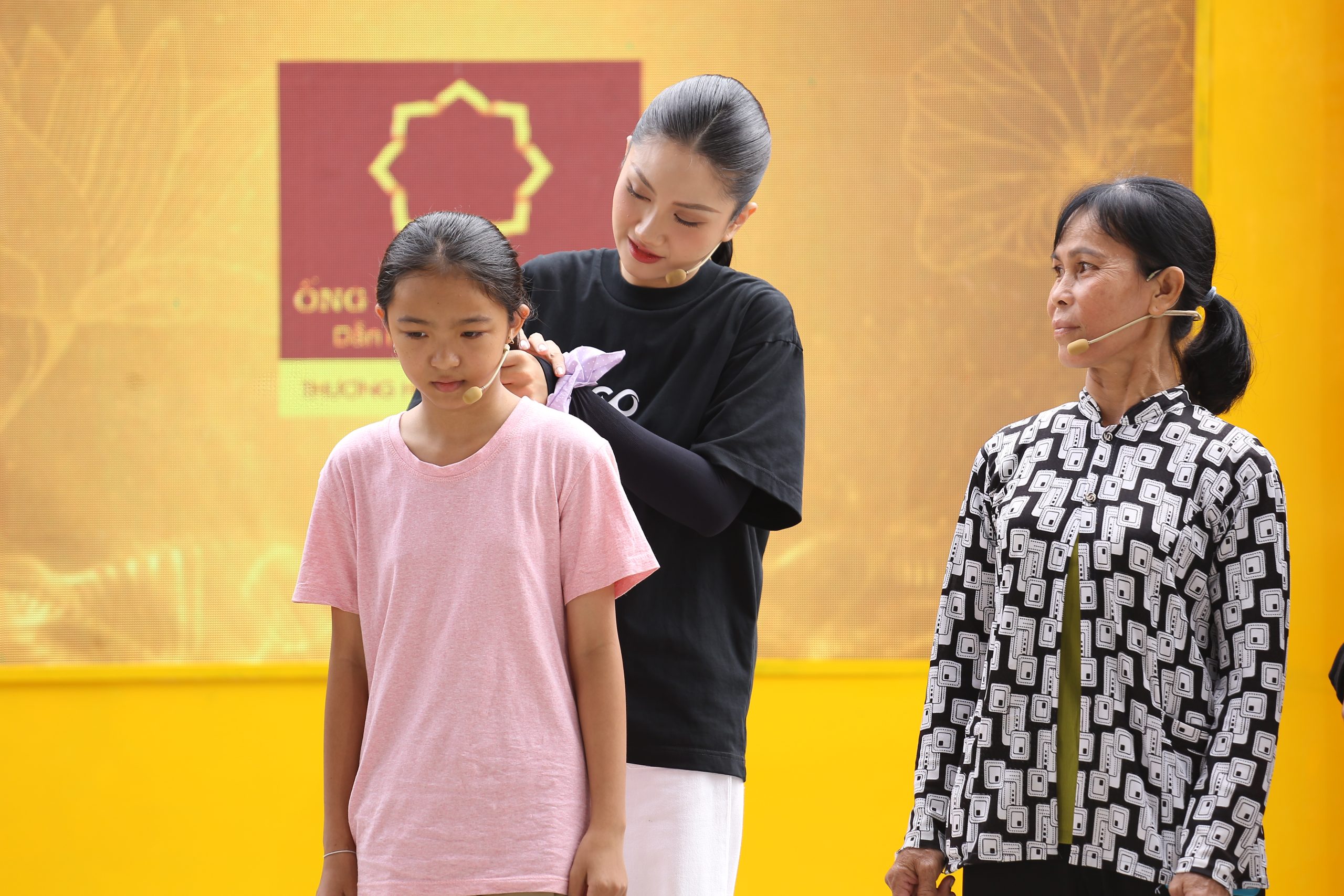 Xúc động trước ước mơ được mẹ chải tóc một lần trong đời, Hoa hậu Phương Linh nhẹ nhàng cột tóc cho Nhật Mến và gửi cho em lời động viên.