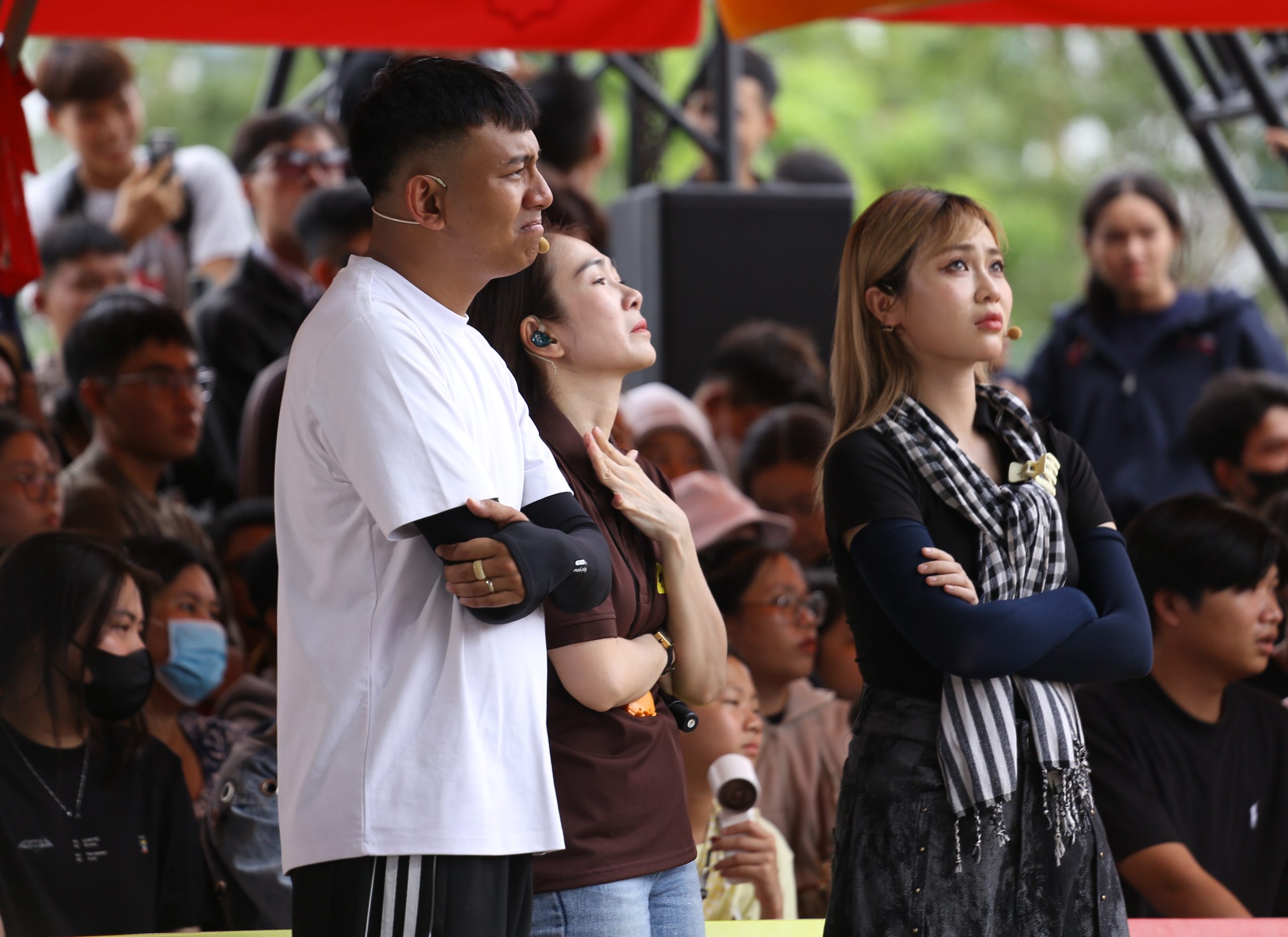 MC Thanh Thảo, MisThy và Thái Vũ lặng người xúc động trước nghị lực phi thường của những em nhỏ mồ côi.