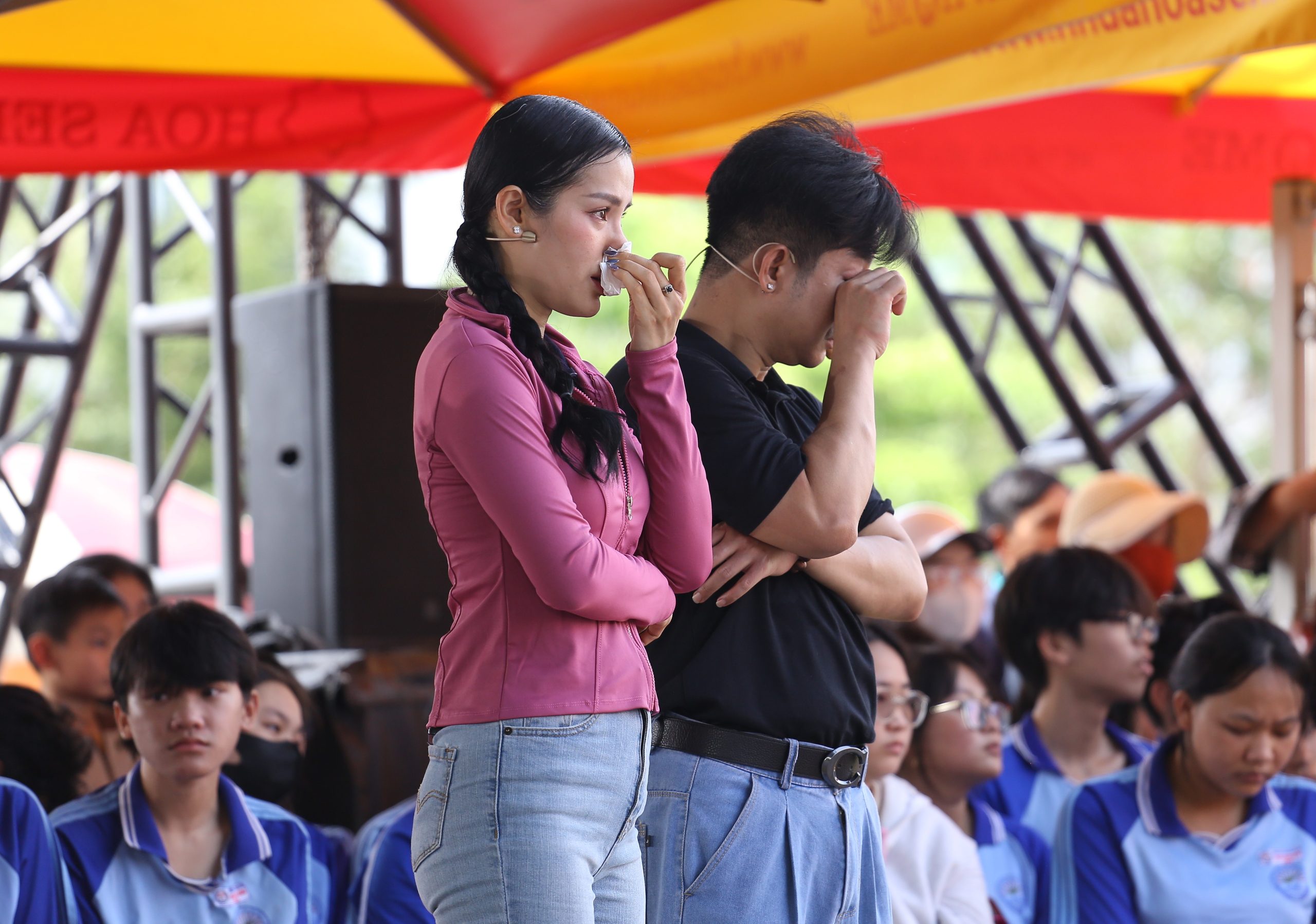 Phương Trinh Jolie nhiều lần bật khóc khi nghe câu chuyện nghị lực của các em nhỏ, nhớ lại tuổi thơ của chính mình và thấu hiểu nỗi vất vả của những người mẹ đơn thân.