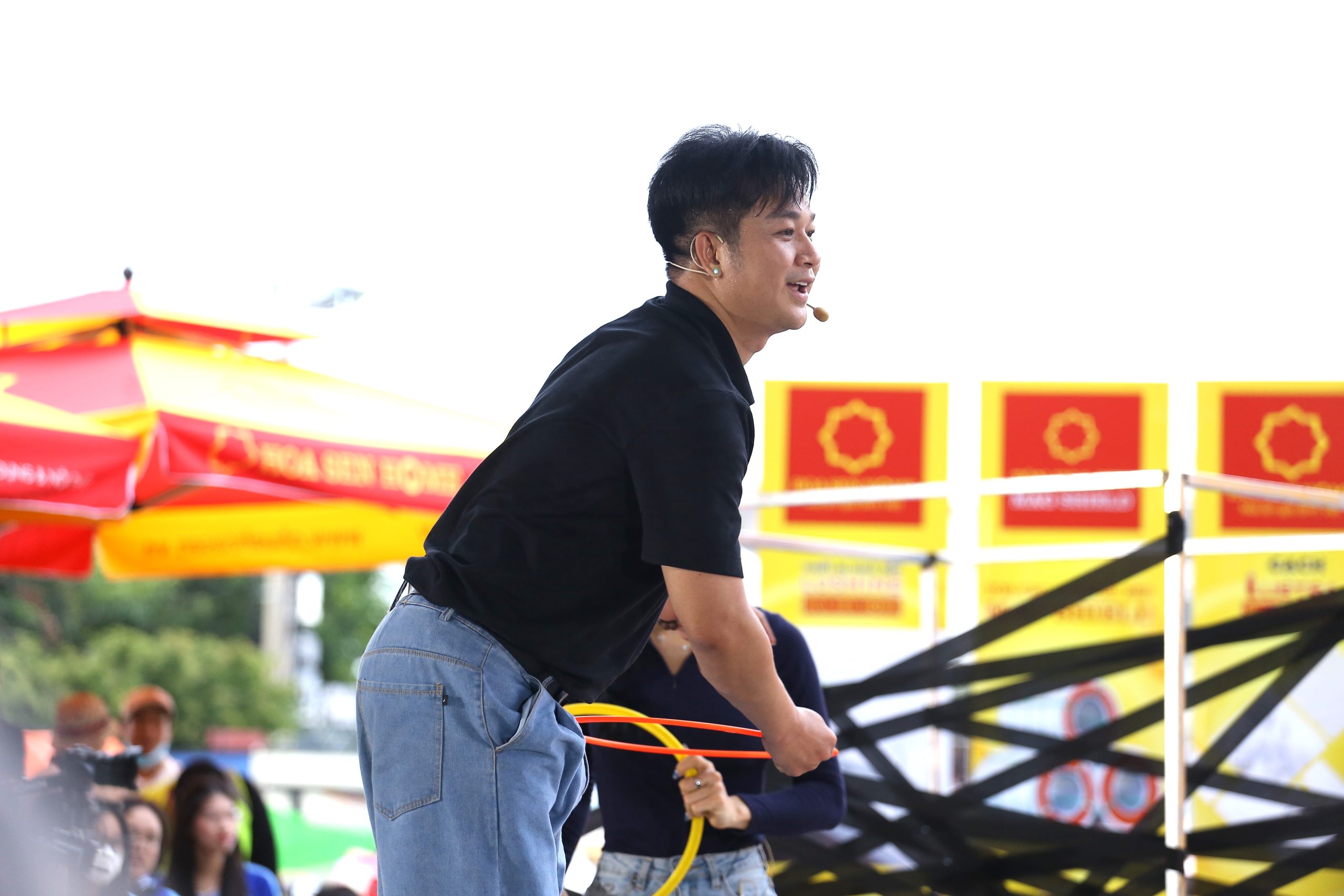 Ca sĩ Quách Tuấn Du nói về tuổi thơ đi bán bánh dạo và chia sẻ sự đồng cảm với các em nhỏ trong Mái ấm gia đình Việt.