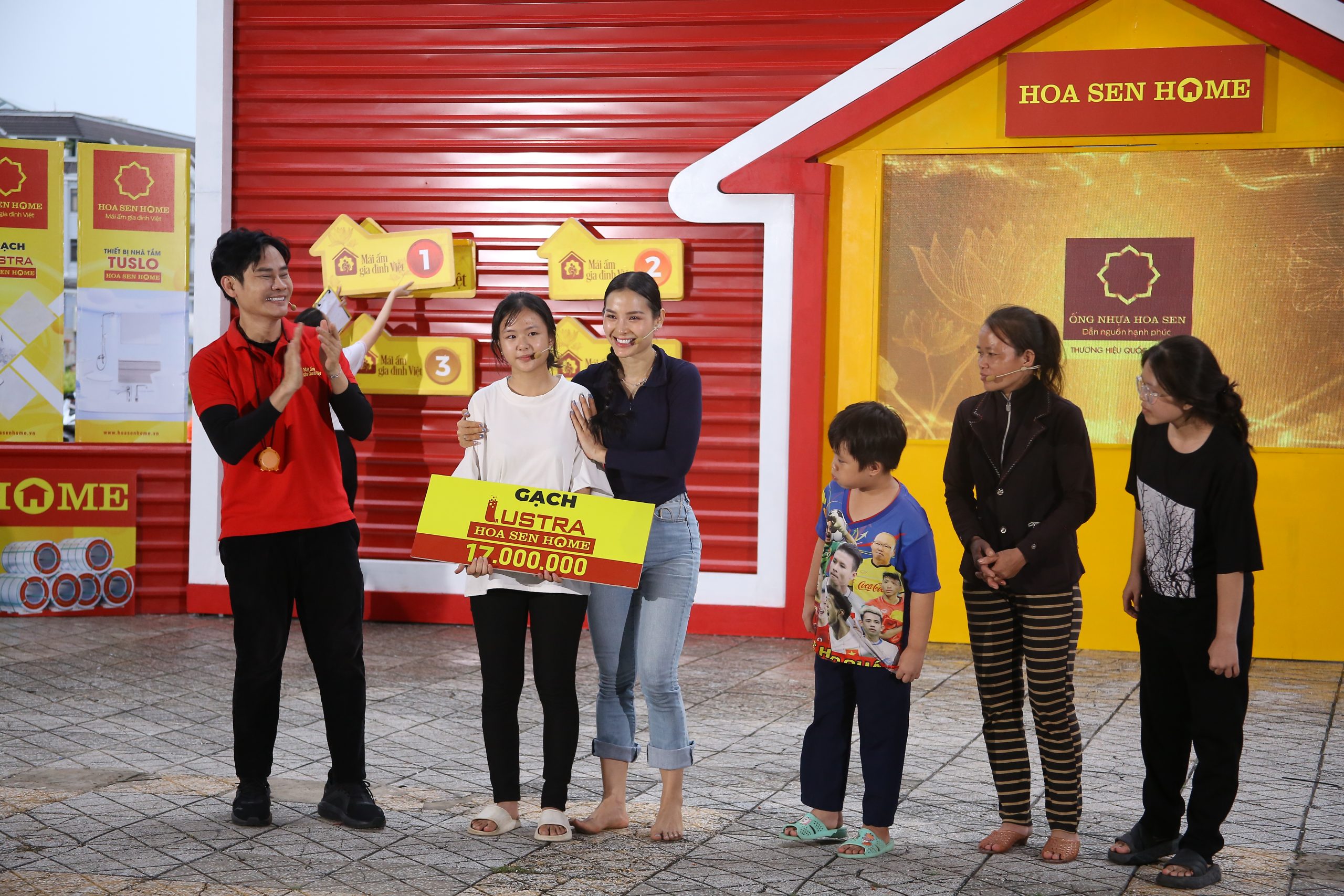 Gia đình em Trương Thị Tuyết Mai về thứ ba.