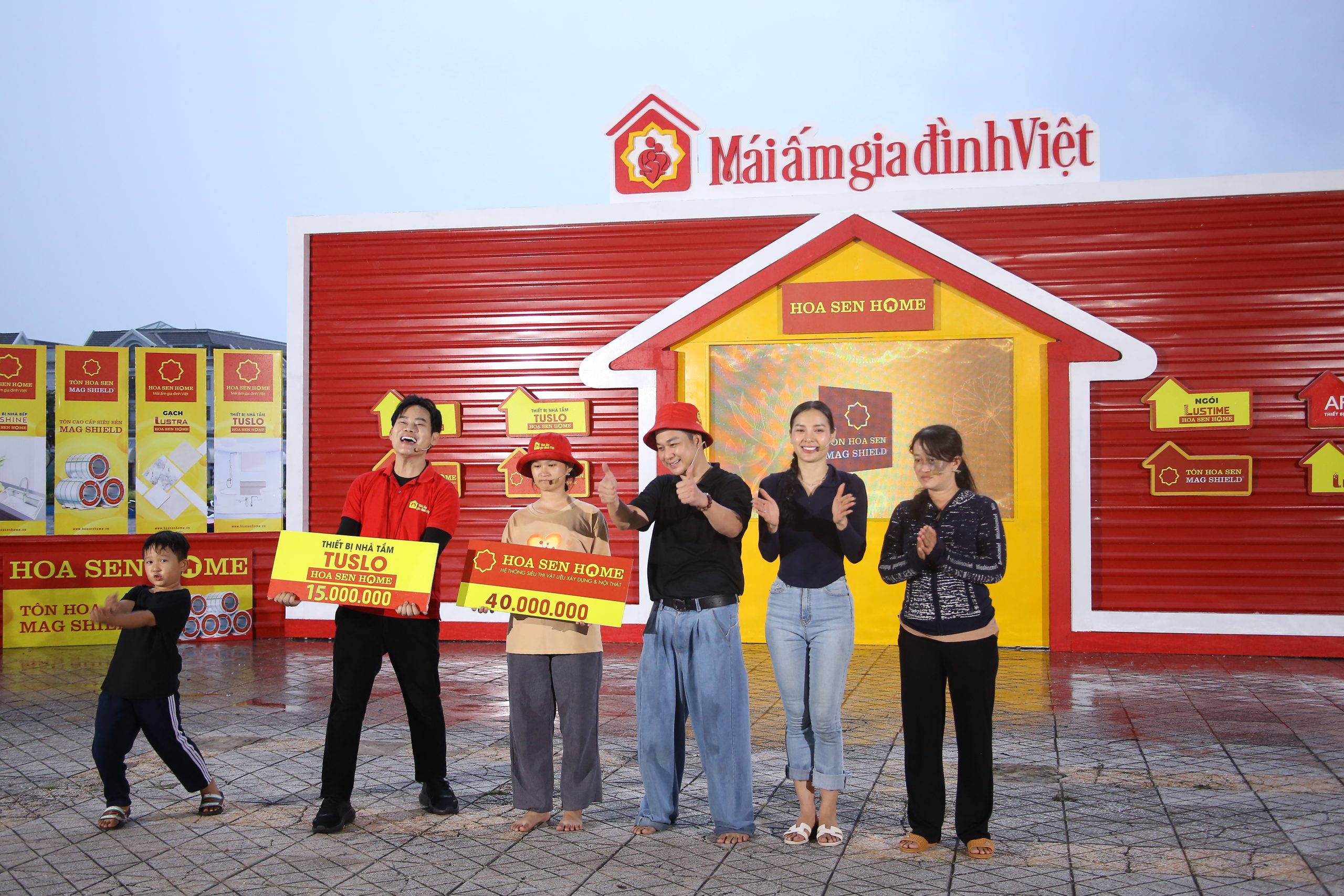 Niềm hạnh phúc vỡ òa của gia đình em Phạm Diễm Quỳnh khi giành giải nhất trong Mái ấm gia đình Việt.