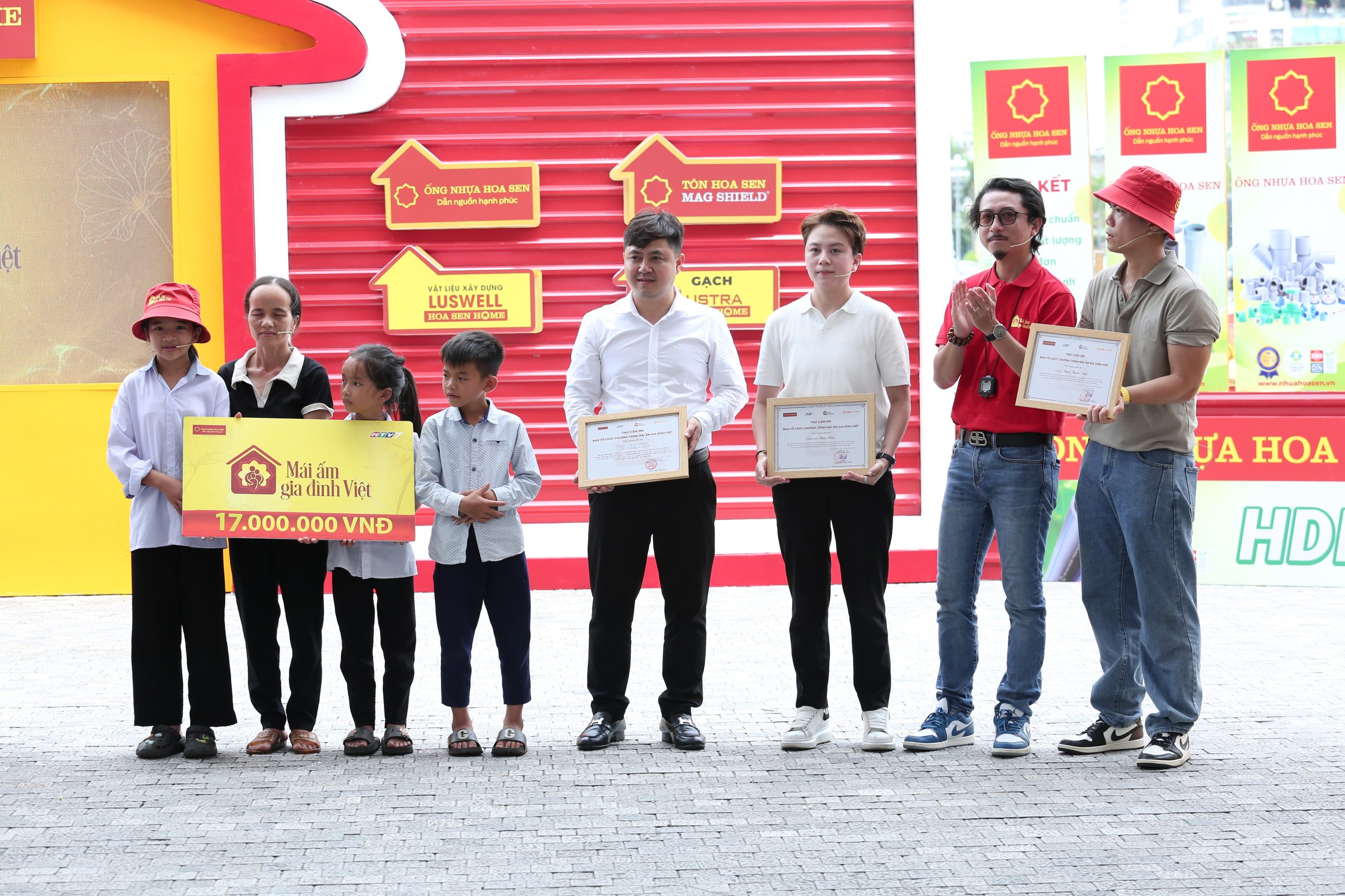 Gia đình em Nguyễn Đoàn Bảo Hân về thứ ba.