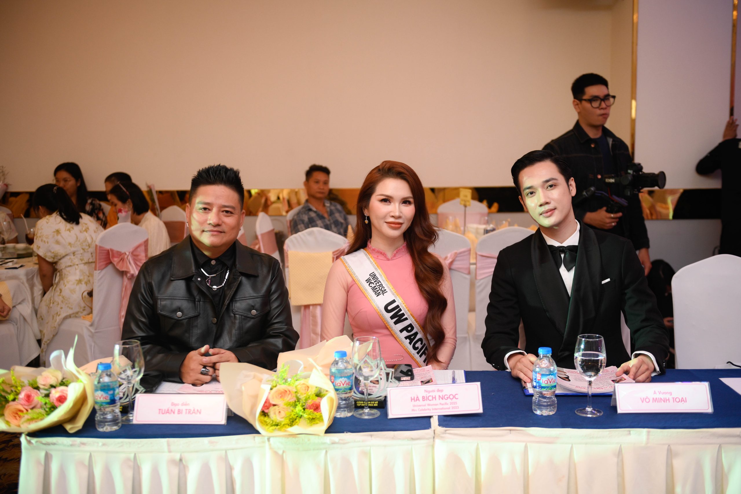 Ban giám khảo chuyên môn cuộc thi: Đạo diễn Tuấn Bi Trần, Người đẹp Hà Bích Ngọc universal woman 2025 và á vương Võ Minh Toại.