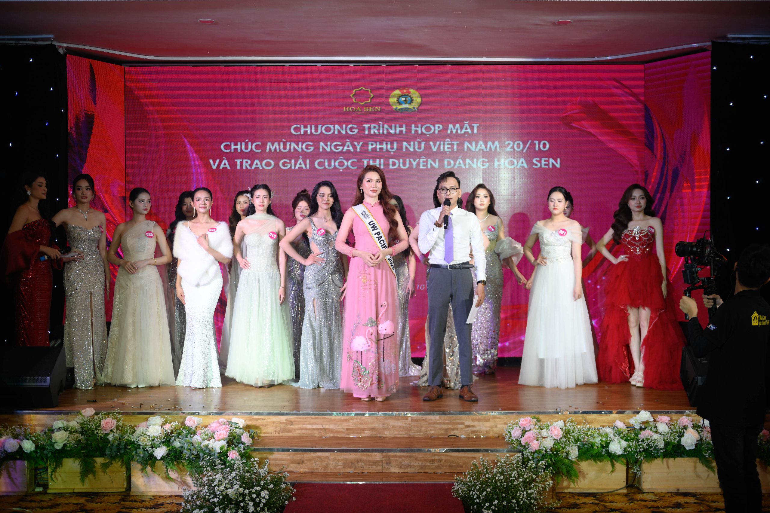 Ông Huỳnh Văn Bé - Ủy viên Ban Thường vụ CĐCS Tập đoàn Hoa Sen và người đẹp Hà Bích Ngọc – Universal Woman Pcific 2025 thay mặt BTC và BGK công bố kết quả