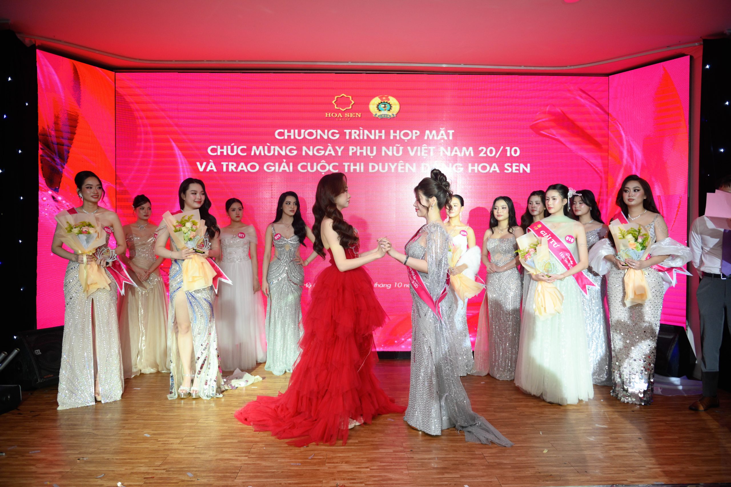Giây phút nắm tay hồi hợp chờ công bố 02 vị trí cao nhất cuộc thi Duyên dáng Hoa Sen mùa đầu tiên (Trong ảnh là thí sinh Nguyễn Thị Thu Hường – Nhà máy Tôn Hoa Sen Phú Mỹ và Võ Ngọc Thùy Trang – Phòng Xuất khẩu)
