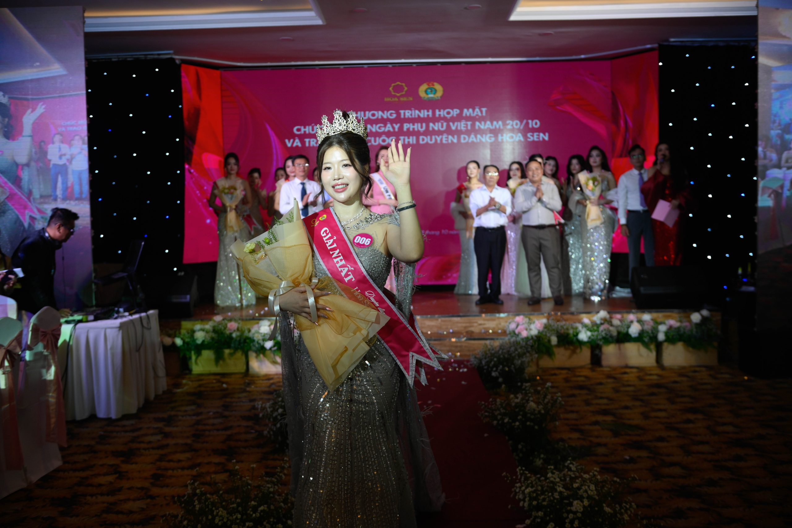 Và cuối cùng chiến thắng thuộc về thí sinh Võ Ngọc Thùy Trang đến từ phòng xuất khẩu Tập đoàn.