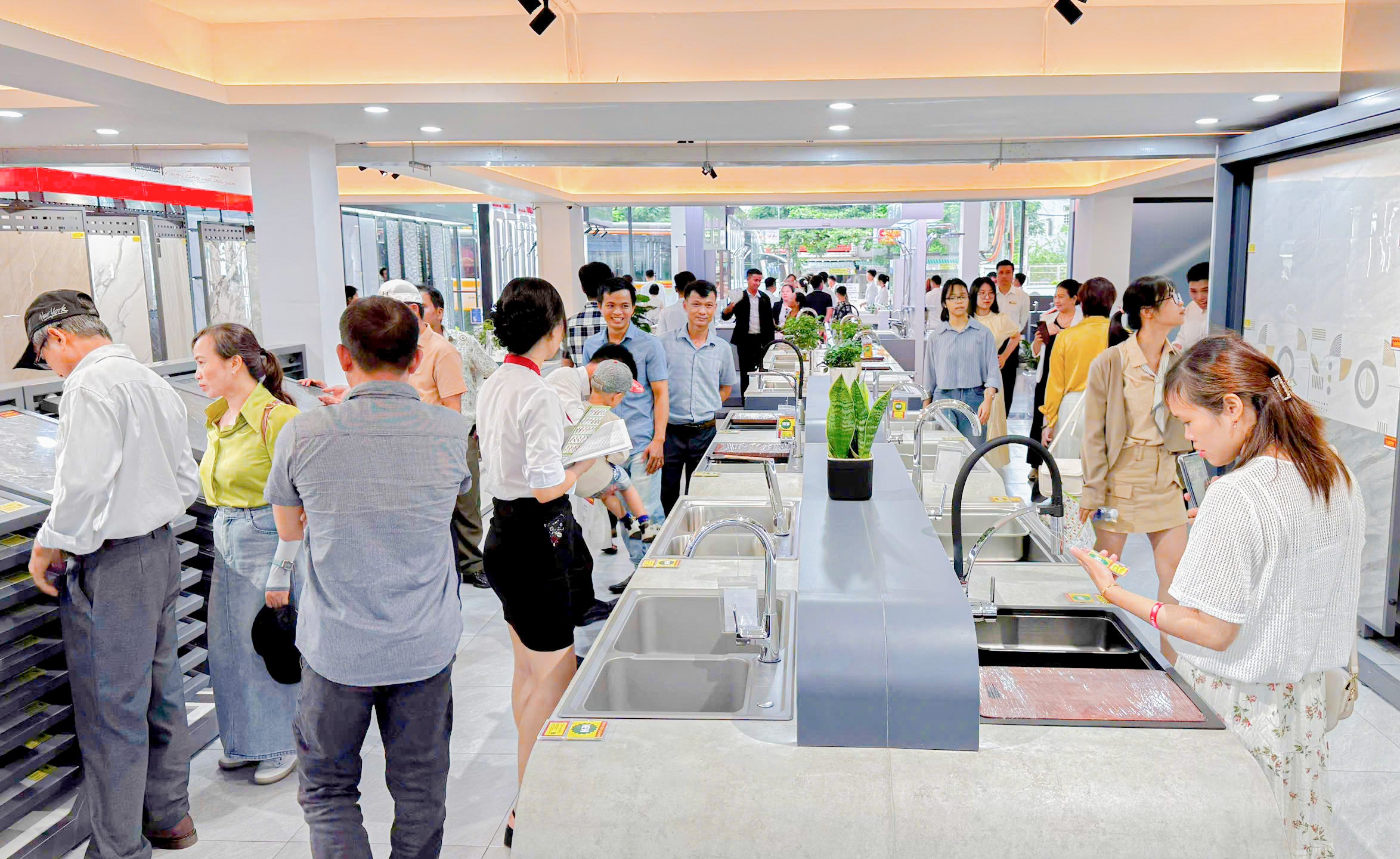 Ở mỗi điểm dừng của chương trình, Hoa Sen Home đều nhận được sự quan tâm và ủng hộ nhiệt tình từ đông đảo khách hàng.