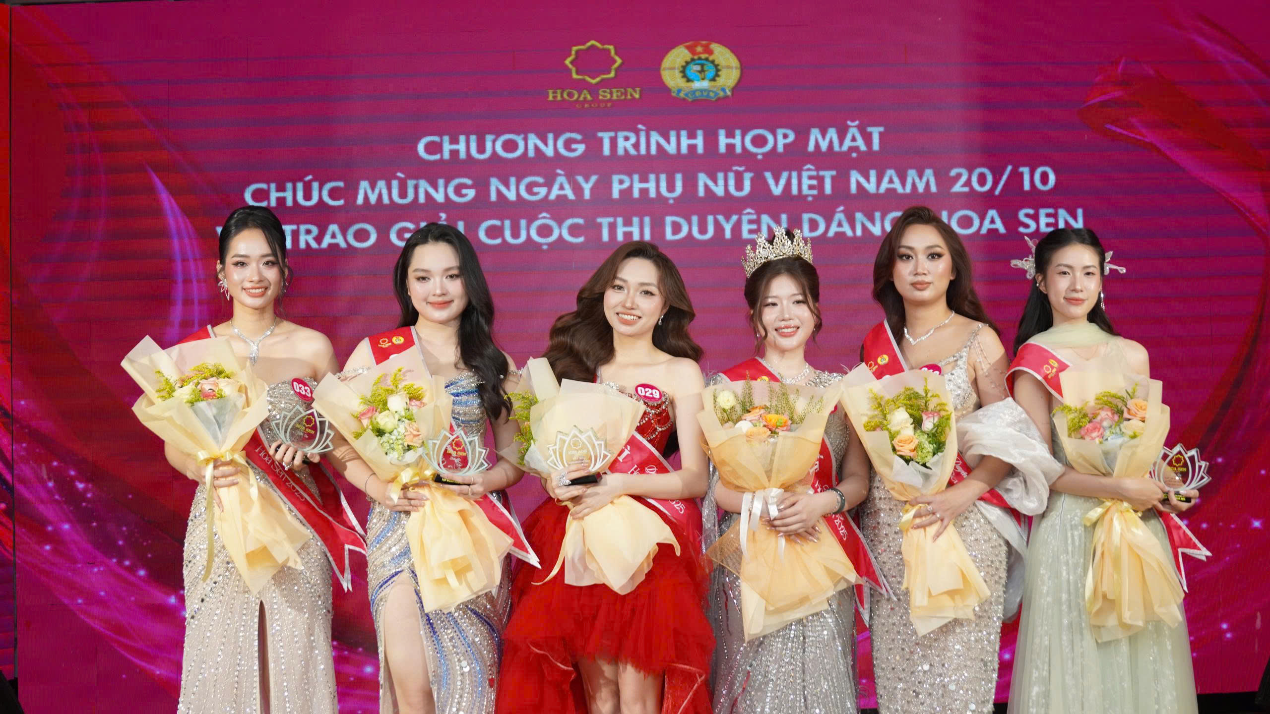 Top 6 Duyên dáng Hoa Sen 2025 mùa đầu tiên gồm 02 giải tư thuộc về thí sinh Võ Thị Thảo Nguyên – Phòng kinh doanh Hoa Sen Home Miền Bắc;, Trương Mẫn Nhi – Phòng truyền thông & Marketing; 02 giải ba thuộc về thí sinh Huỳnh Phạm Ngọc Trinh – Ban nghiên cứu và phát triển hệ thống showroom; Hà Ngọc Khánh Linh – Ban Trợ lý HĐQT; giải nhì thuộc về Nguyễn Thị Thu Hường – Nhà máy Tôn Hoa Sen Phú Mỹ; Và giải nhất thuộc về thí sinh Võ Ngọc Thùy Trang – Phòng Xuất khẩu Tập đoàn
