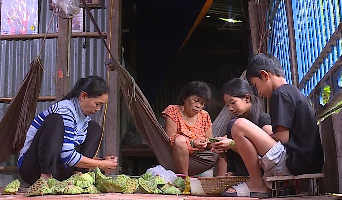 Cả nhà em Đỗ Huỳnh Thúy Đào cùng nhau lột hạt sen để kiếm thêm thu nhập.