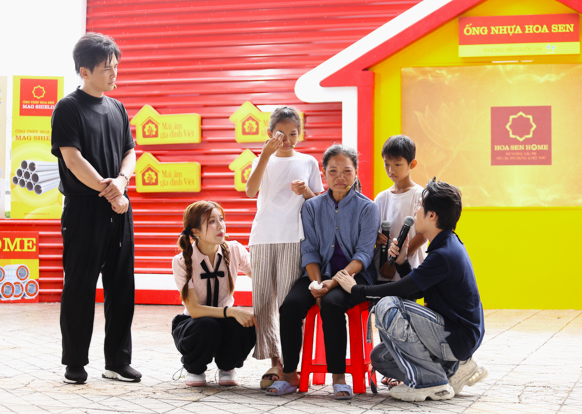 Tại trường quay, bé Thúy Đào không ngừng khóc nức nở khi nhắc về hoàn cảnh gia đình, cha mất sớm, mẹ vất vả nuôi con và những nỗi lo hàng ngày.