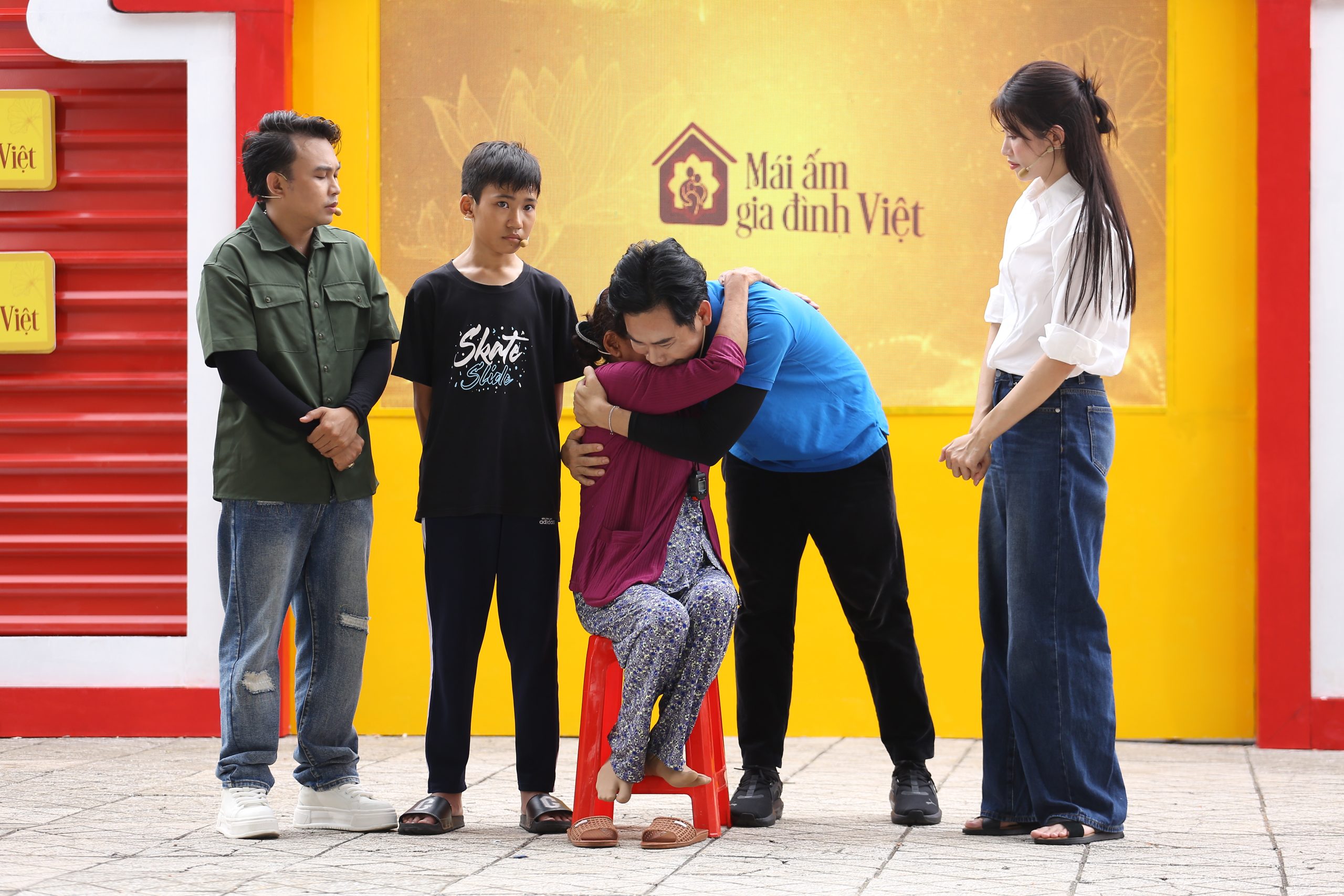 MC Dương Hồng Phúc nhẹ nhàng ôm bà ngoại Nhựt Minh, chia sẻ sự yêu thương và thấu hiểu.