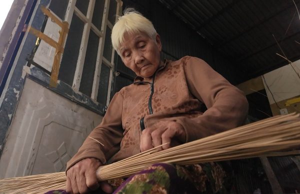 Dù tuổi cao, bà Hạnh vẫn là trụ cột duy nhất của gia đình, chăm sóc con trai bại liệt và cháu nội.